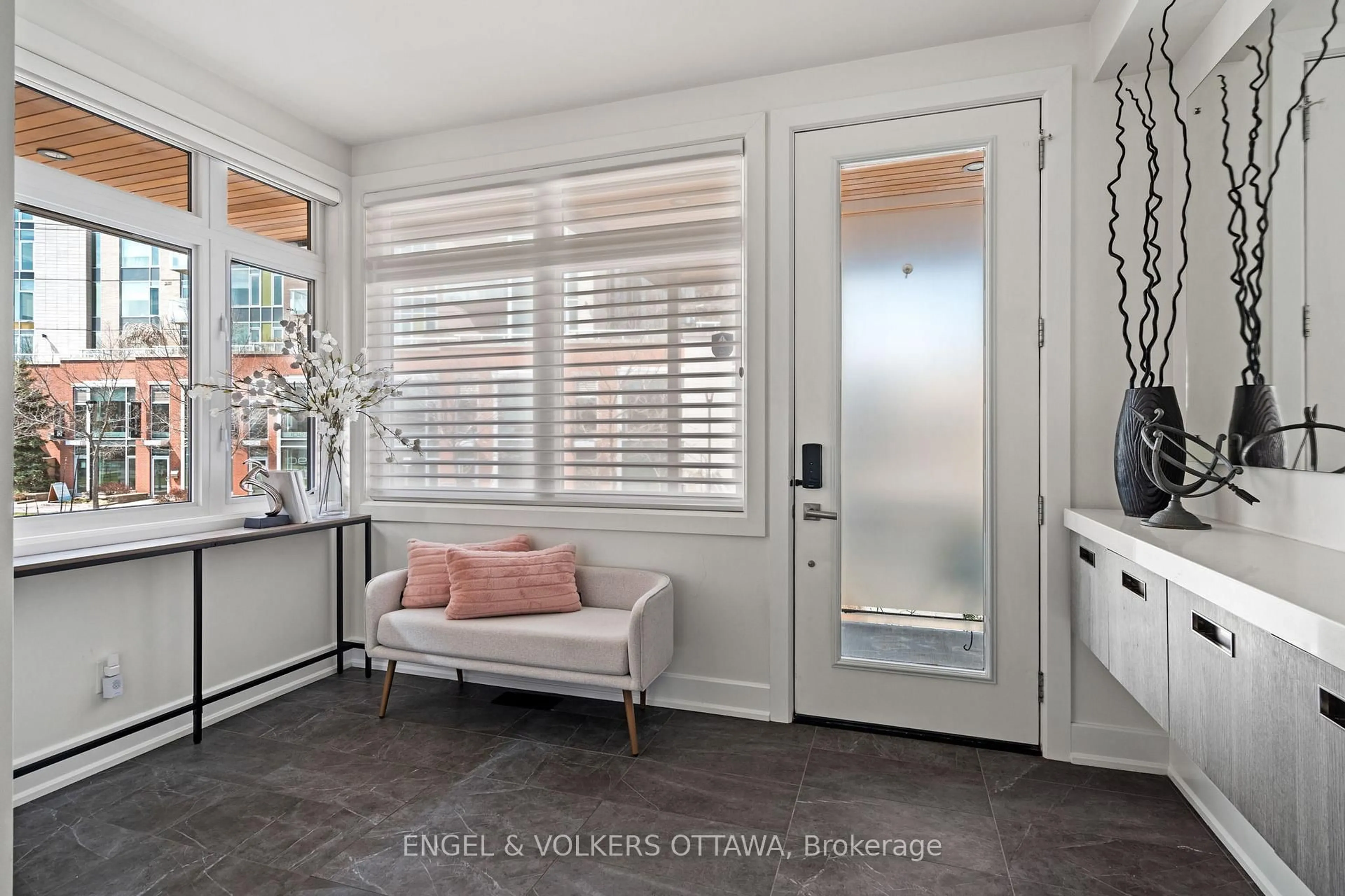 Indoor entryway for 582 Byron Ave, Ottawa Ontario K2A 0E4
