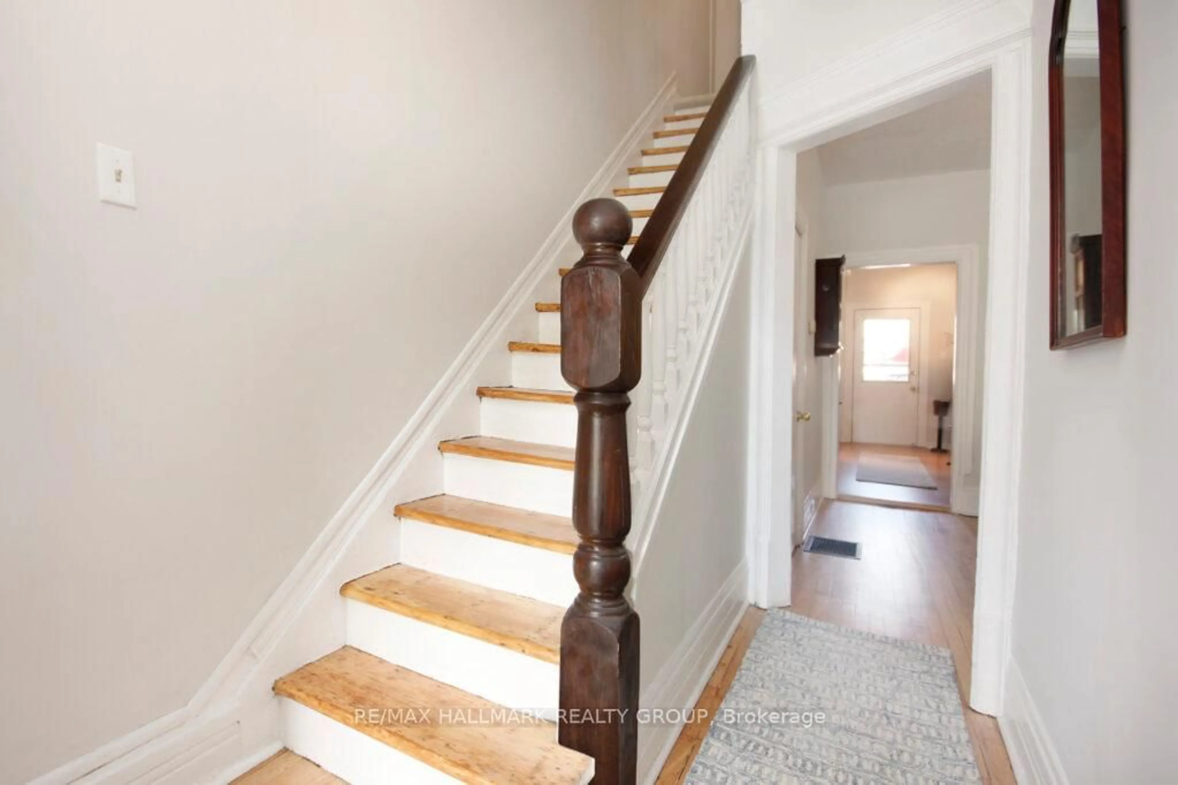 Stairs for 85 Elm St, Ottawa Ontario K1R 6N2