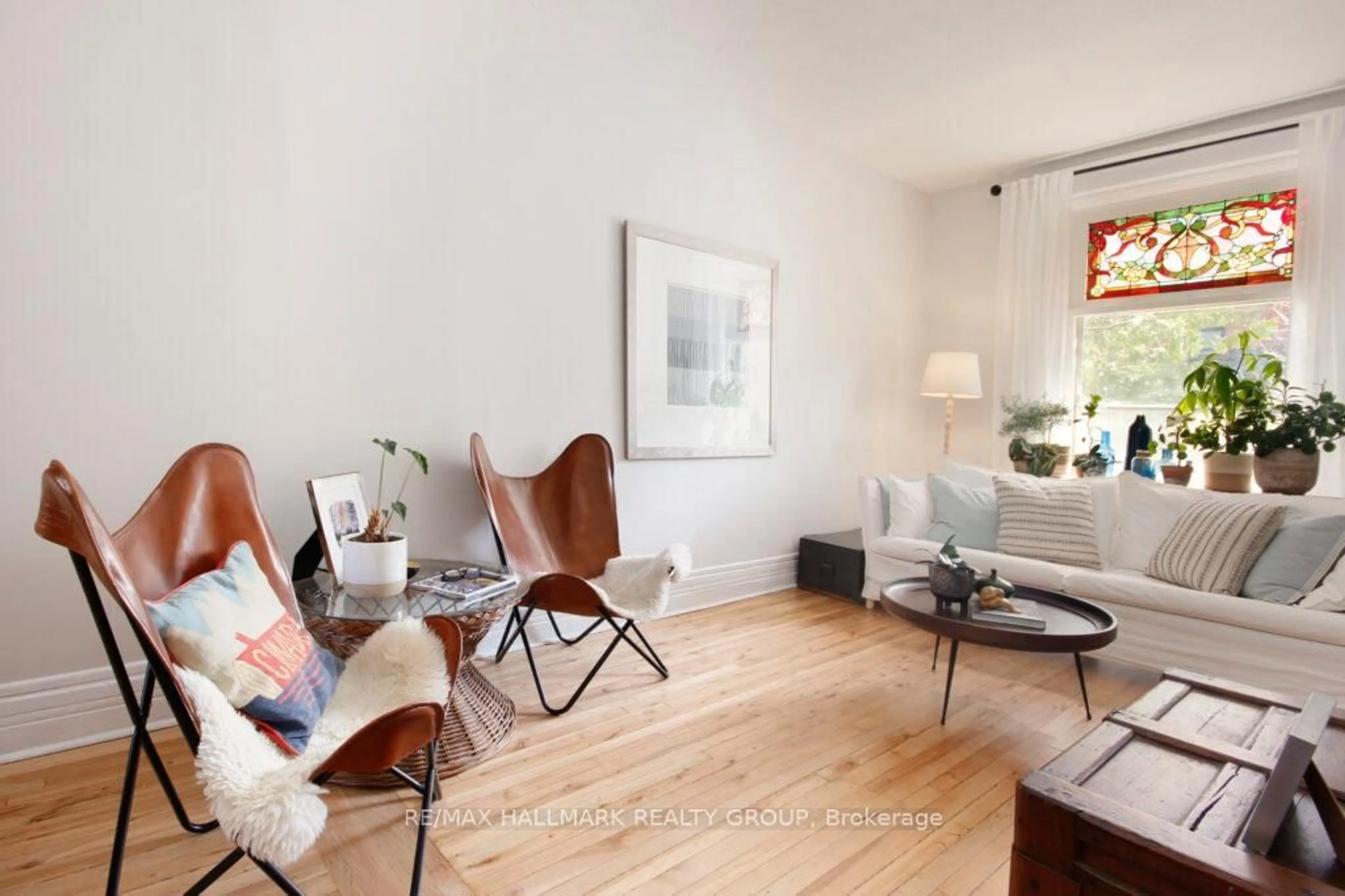 Living room with furniture, wood/laminate floor for 85 Elm St, Ottawa Ontario K1R 6N2