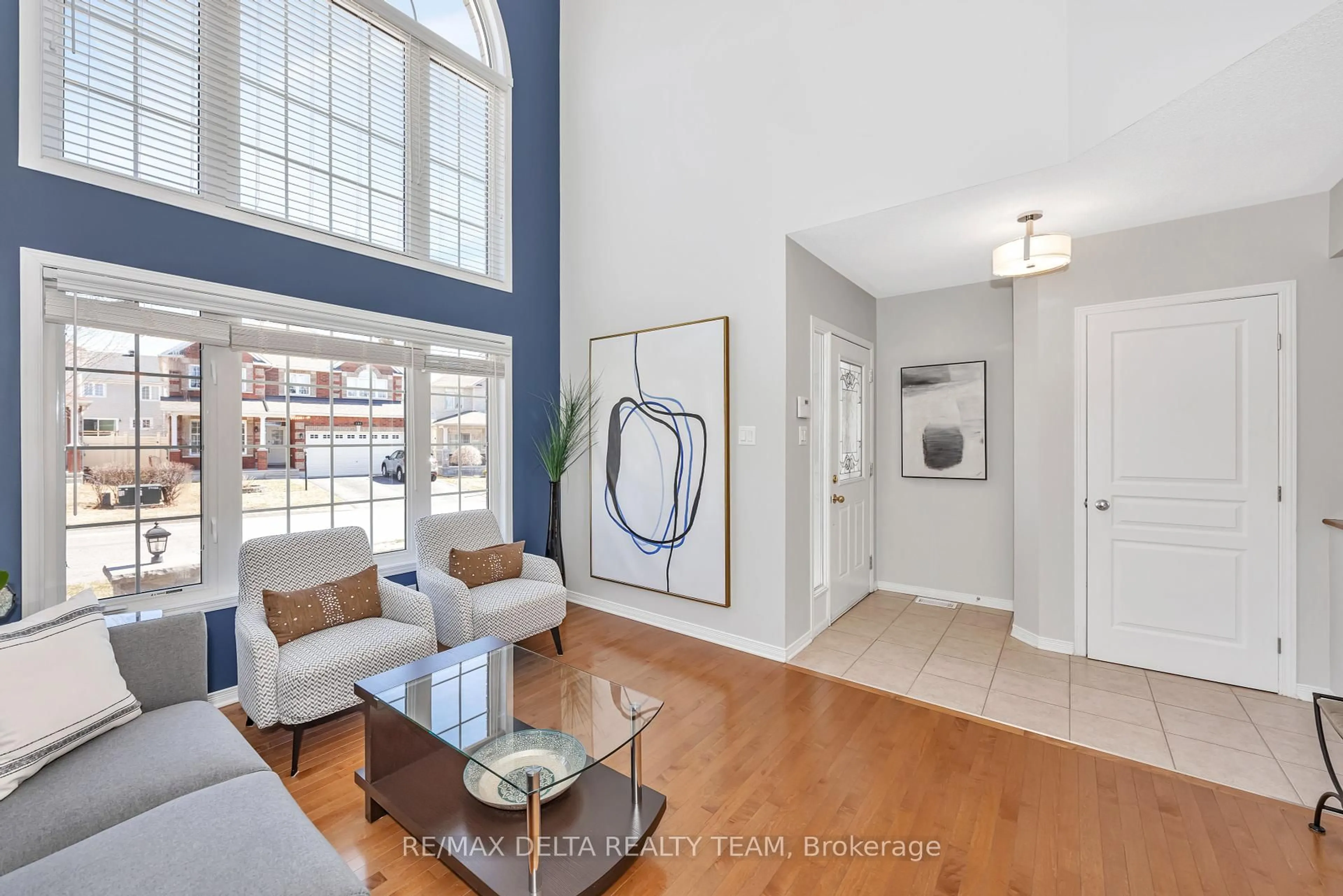 Indoor entryway for 205 Lucinda Cres, Ottawa Ontario K1W 0A1