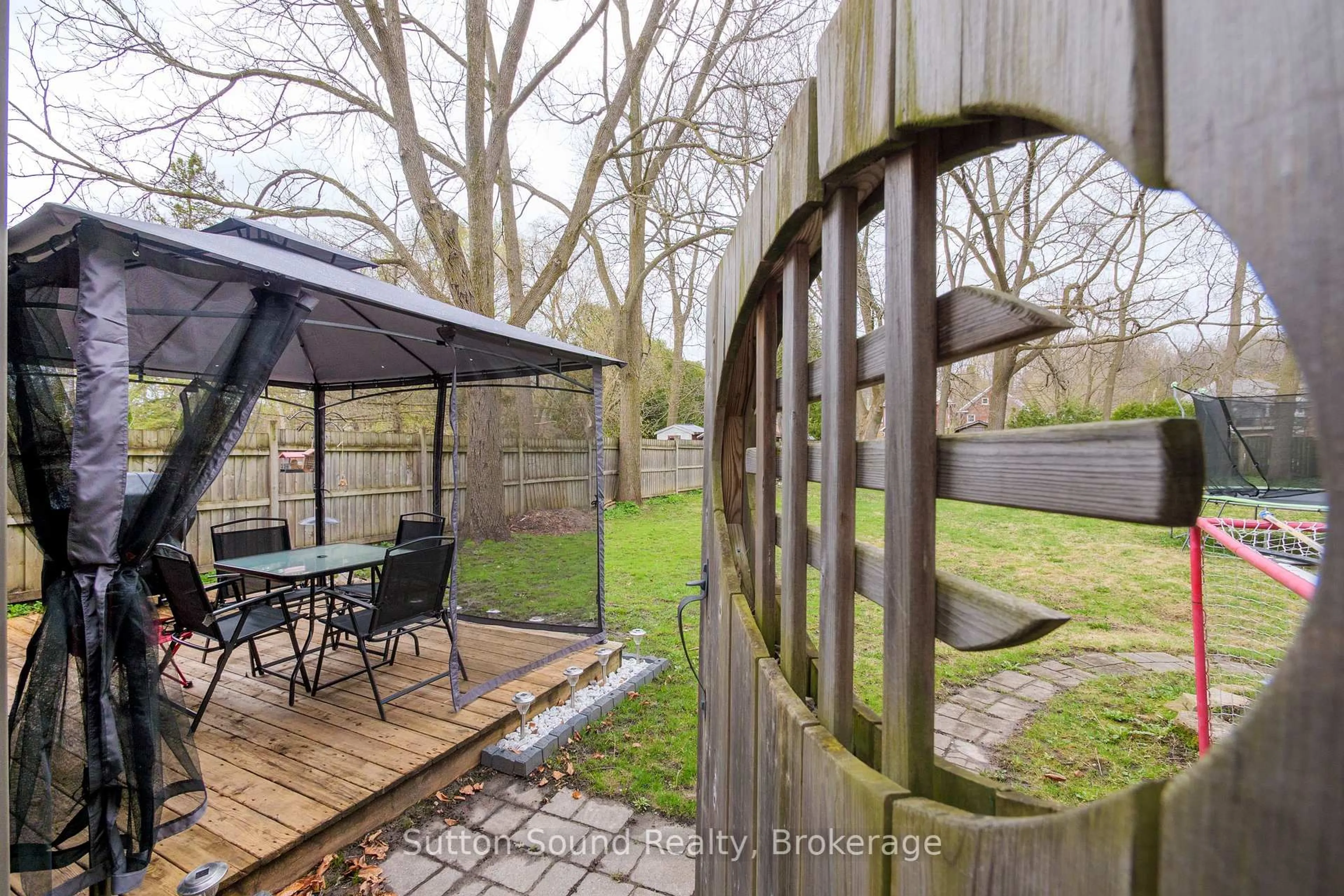 Patio, forest/trees view for 517 3rd Ave, Owen Sound Ontario N4K 2J9