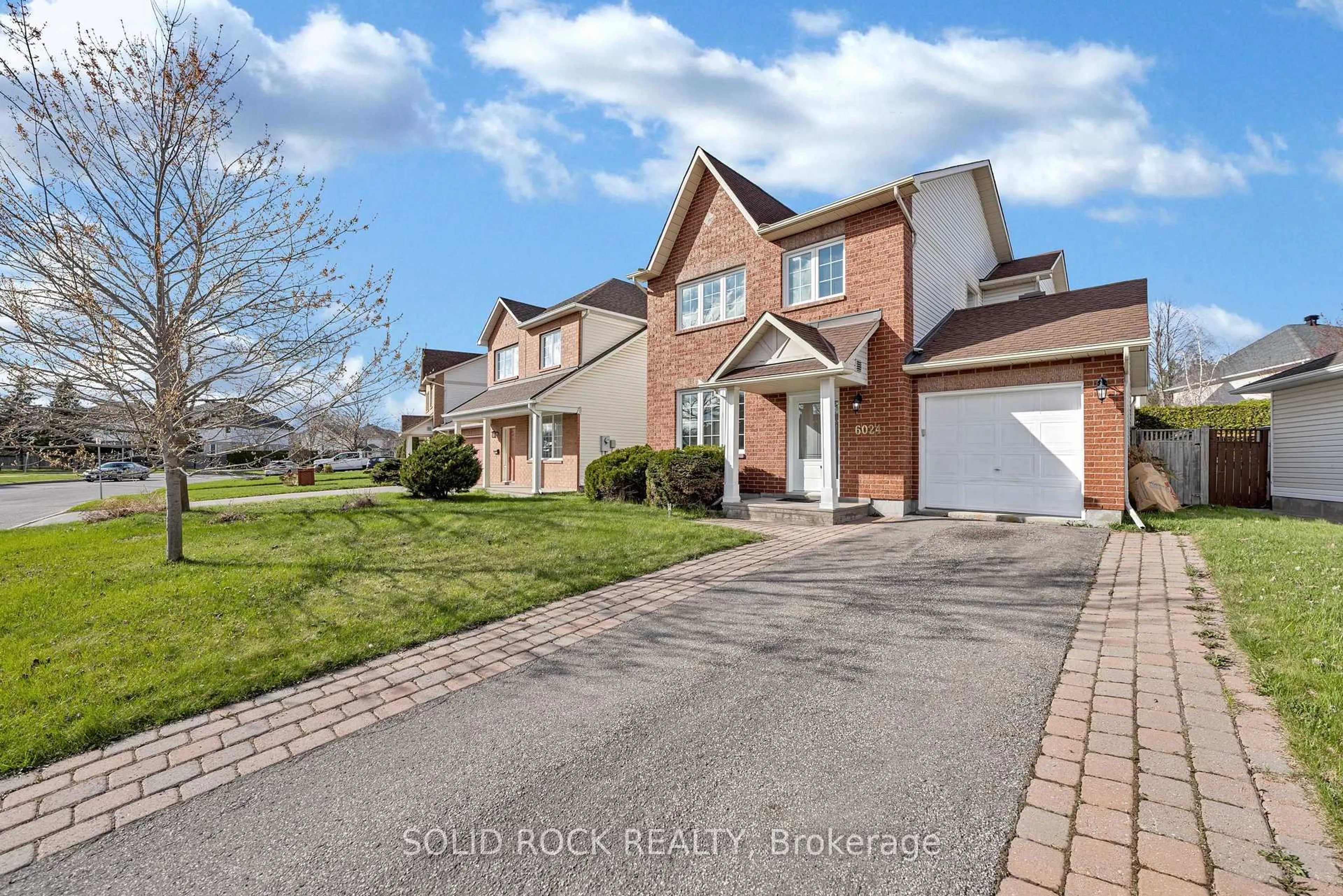 A pic from outside/outdoor area/front of a property/back of a property/a pic from drone, street for 6024 Longleaf Dr, Orleans Ontario K1W 1J2
