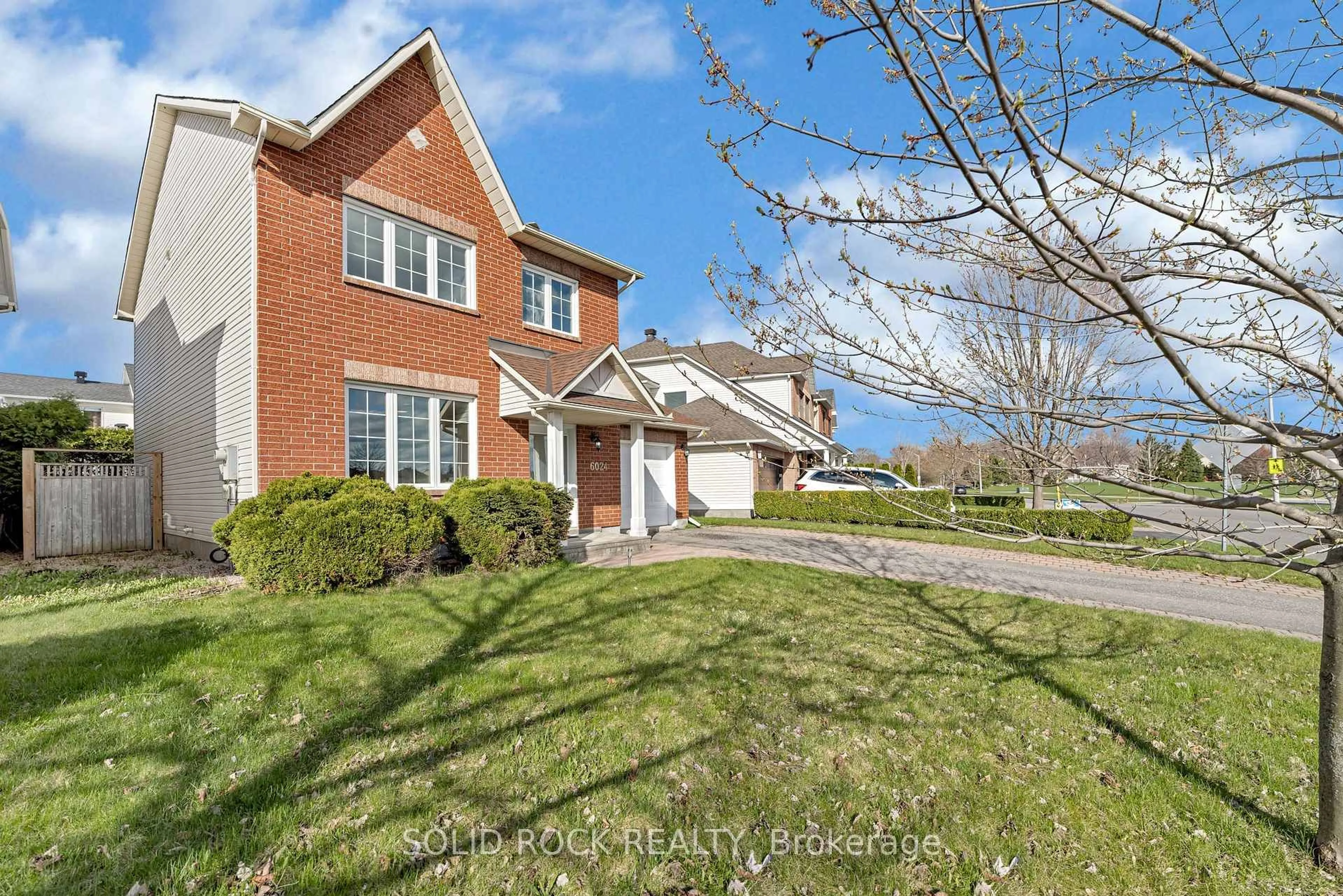 A pic from outside/outdoor area/front of a property/back of a property/a pic from drone, unknown for 6024 Longleaf Dr, Orleans Ontario K1W 1J2