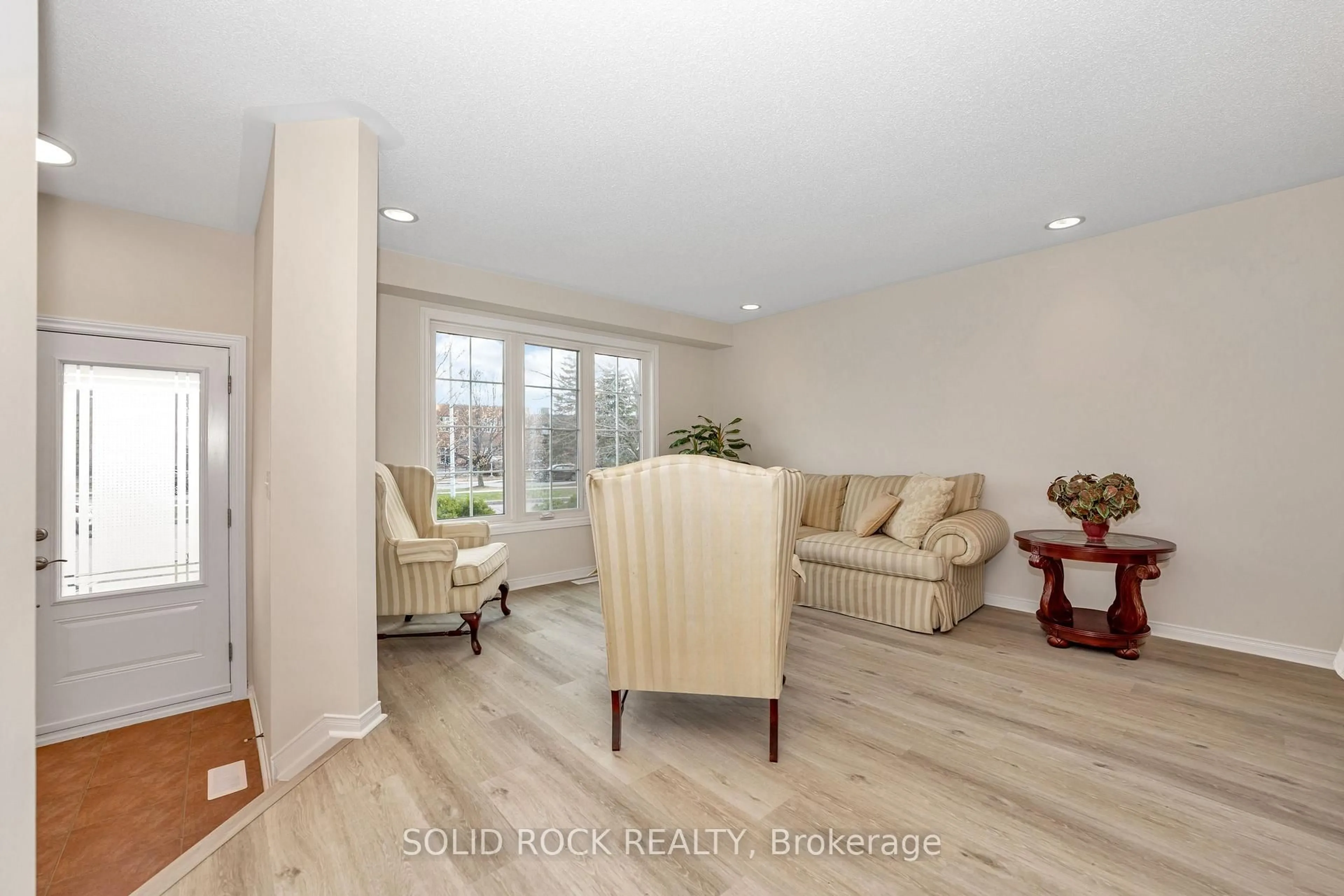 Living room with furniture, unknown for 6024 Longleaf Dr, Orleans Ontario K1W 1J2