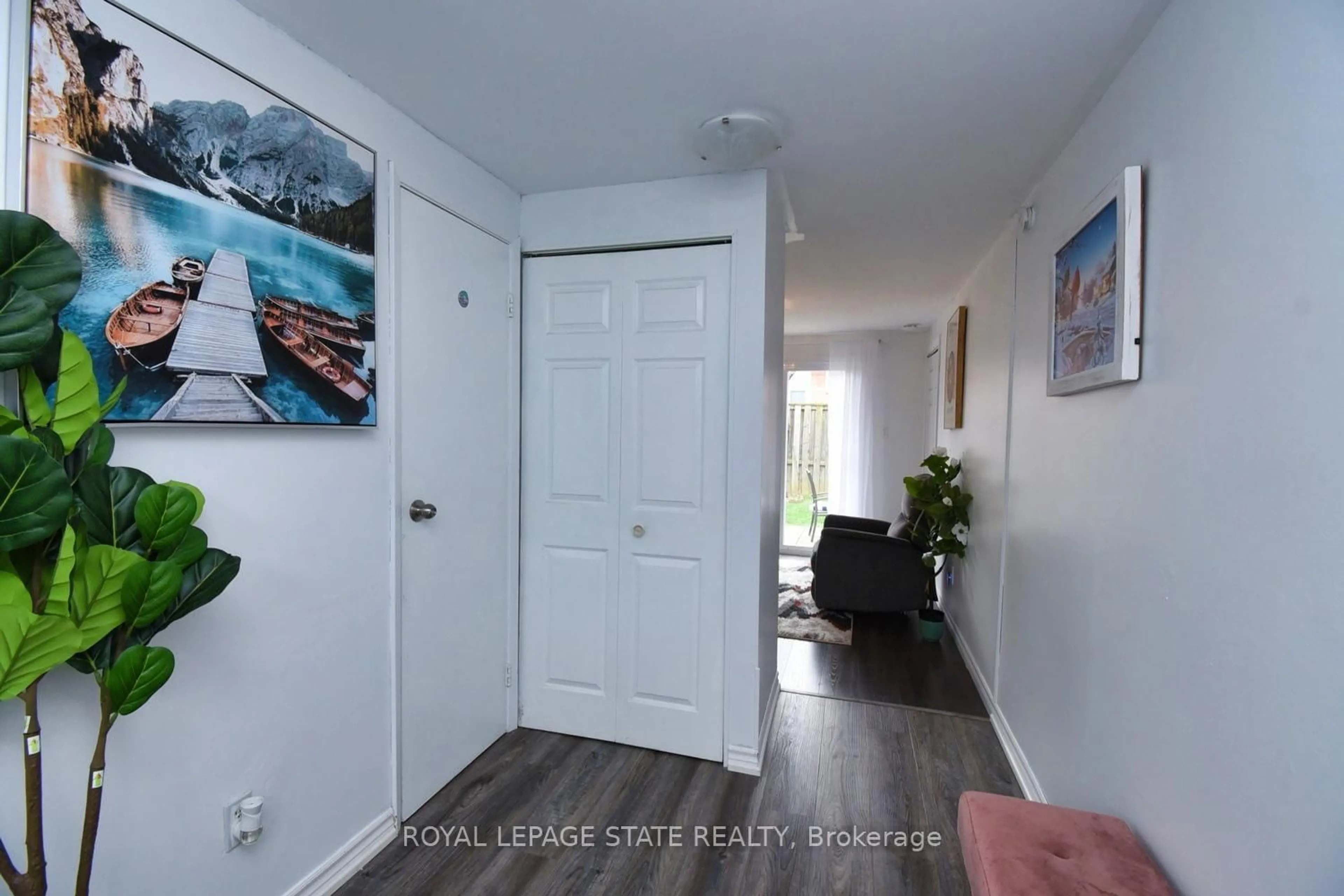 Indoor entryway for 1255 Upper Gage Ave #15, Hamilton Ontario L8W 3C7