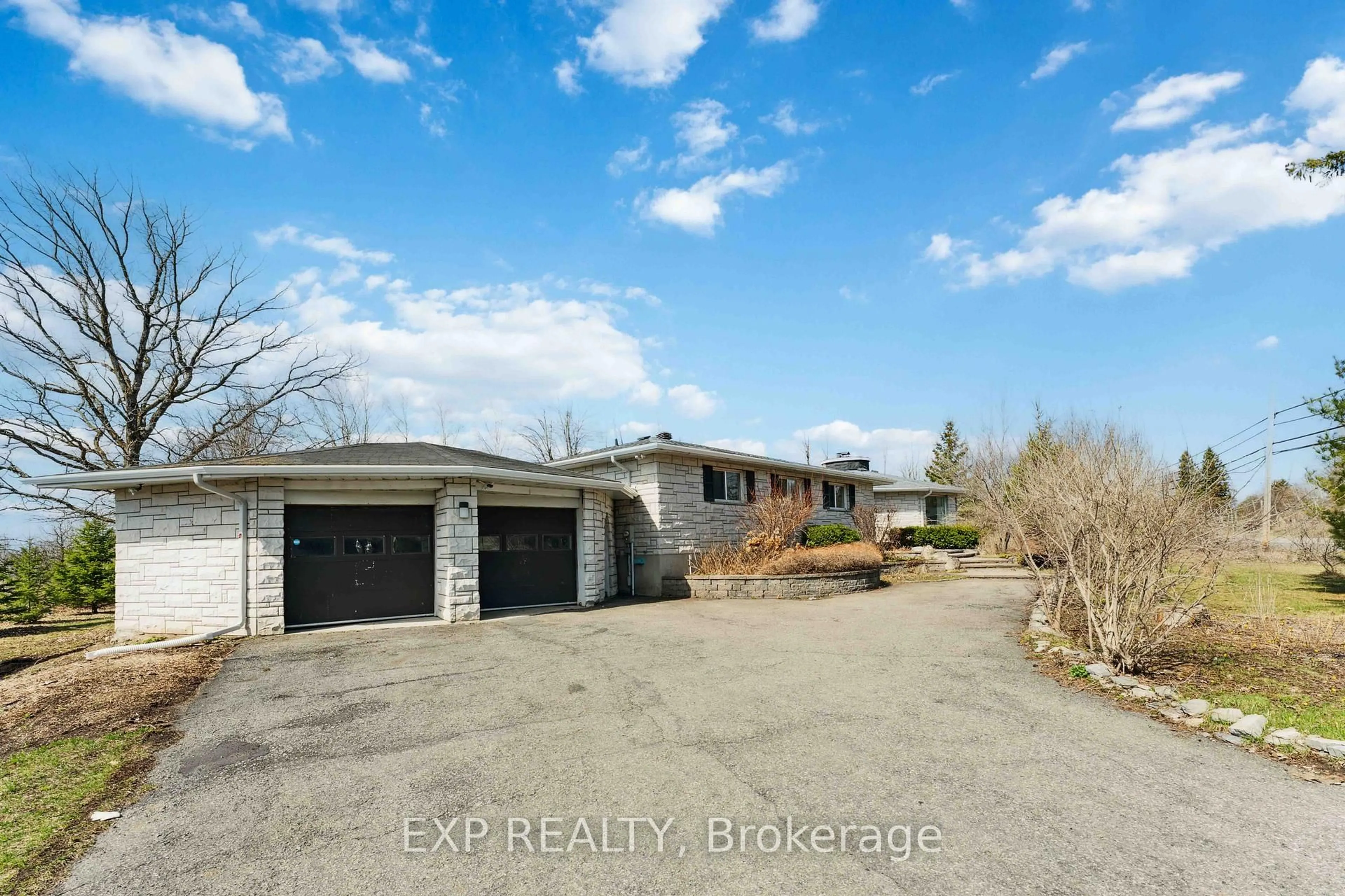 A pic from outside/outdoor area/front of a property/back of a property/a pic from drone, unknown for 6974 Bank St, Metcalfe Ontario K0A 2P0