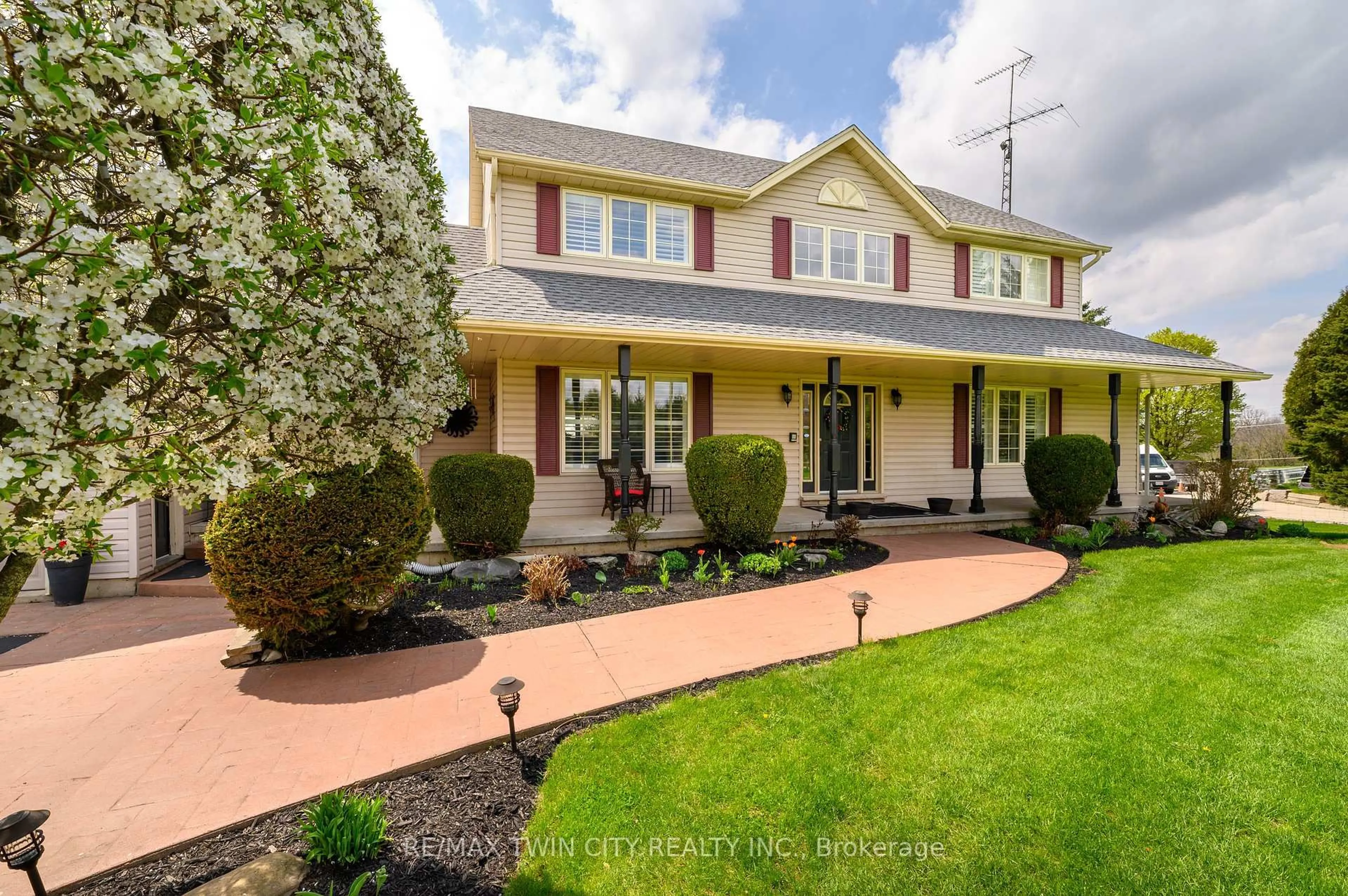 Home with vinyl exterior material, street for 420 Johnson Rd, Brantford Ontario N3T 5M1