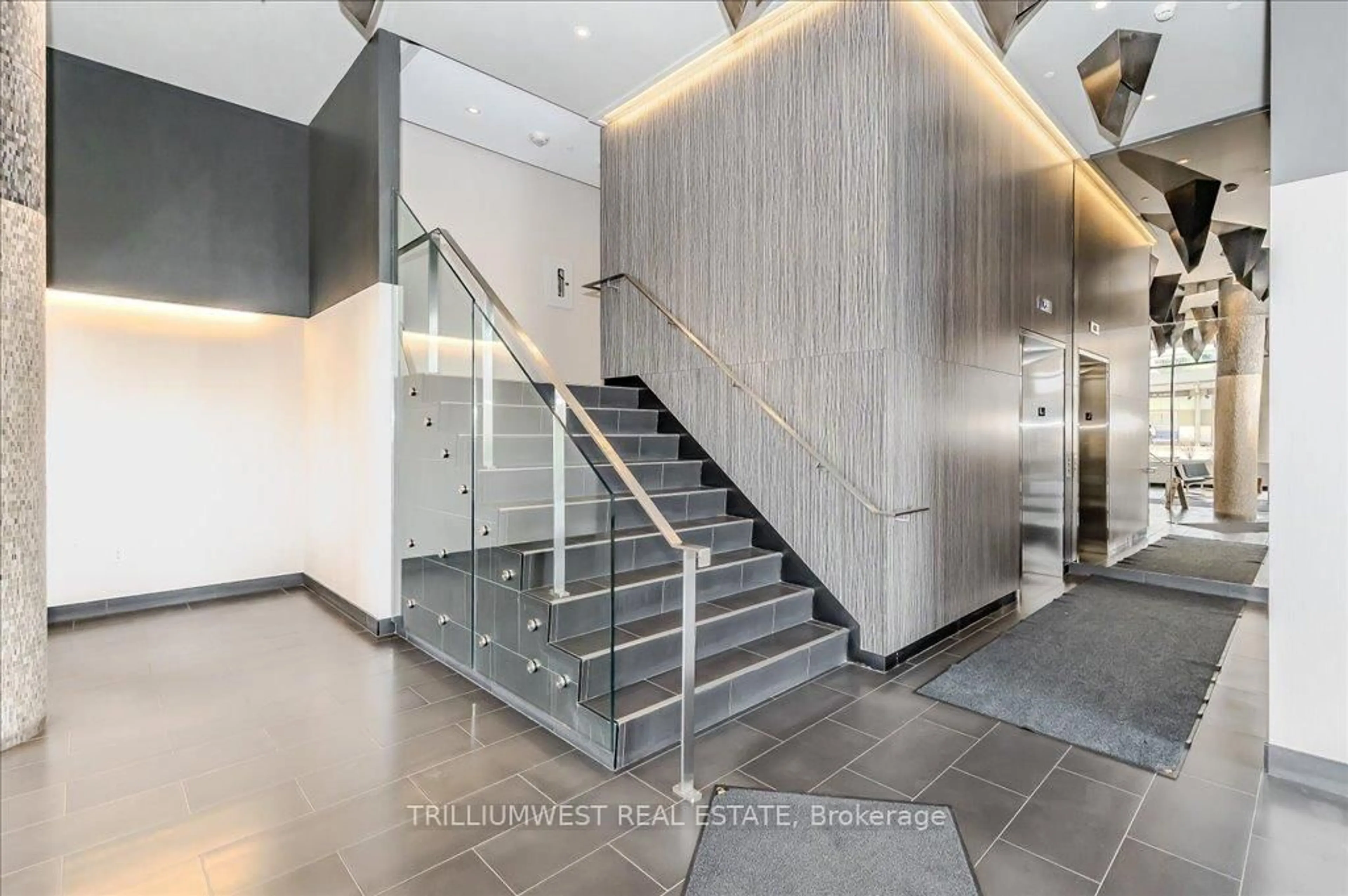 Indoor foyer for 85 Duke St #1702, Kitchener Ontario N2H 0B7