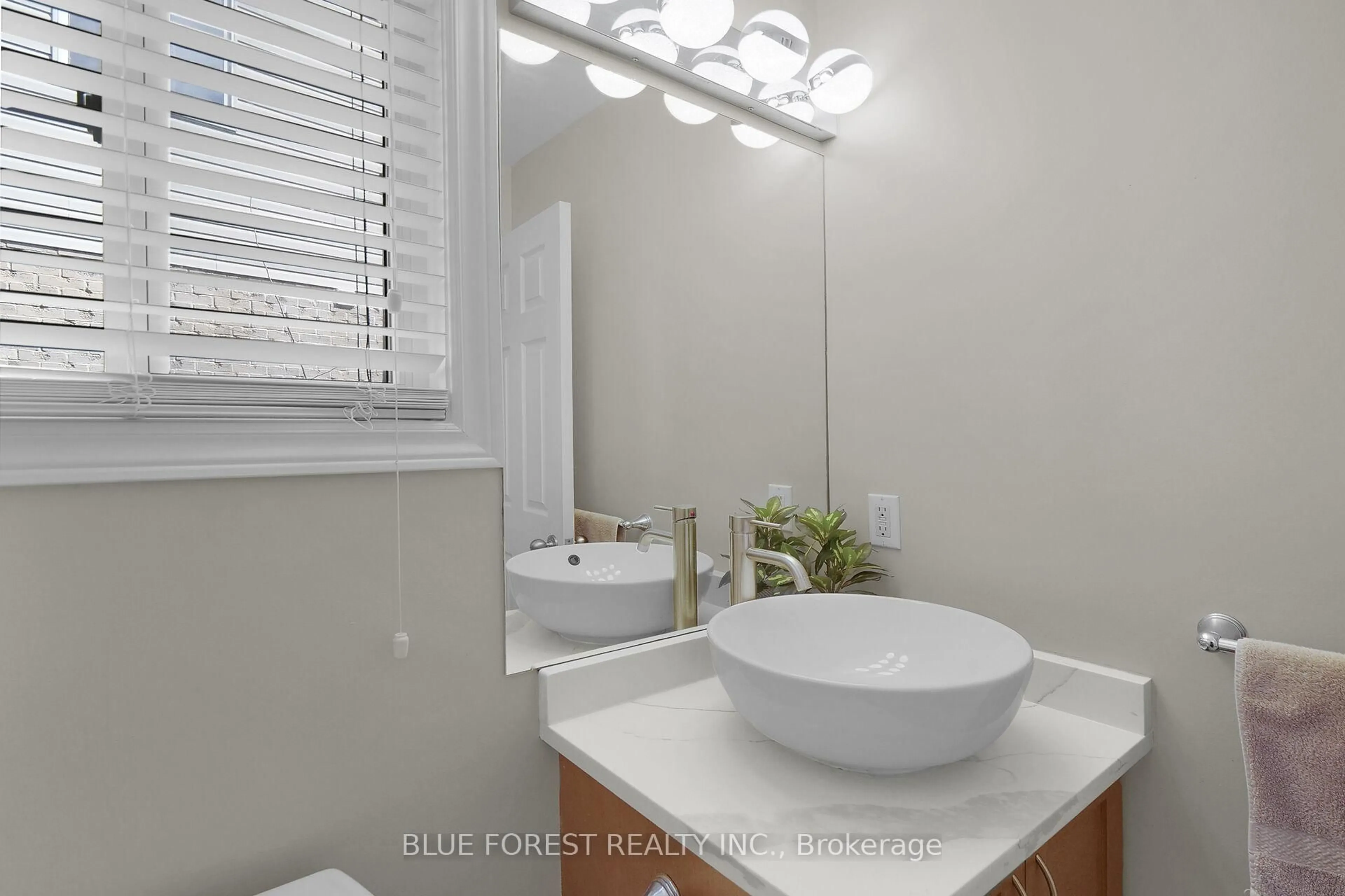Standard bathroom, ceramic/tile floor for 1376 South Wenige Dr, London North Ontario N5X 4M8
