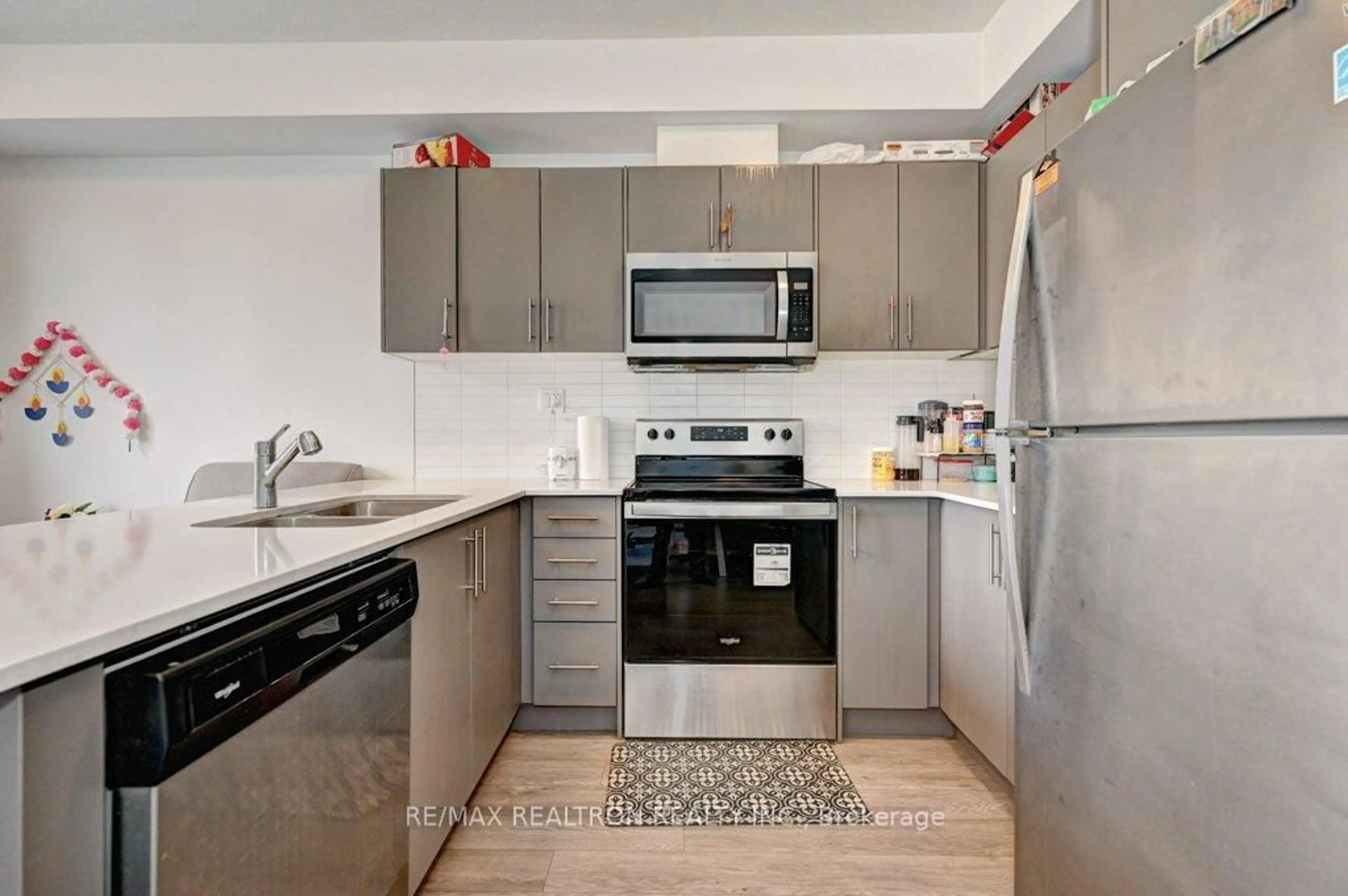 Standard kitchen, unknown for 99 Roger St #7, Waterloo Ontario N2J 0G1
