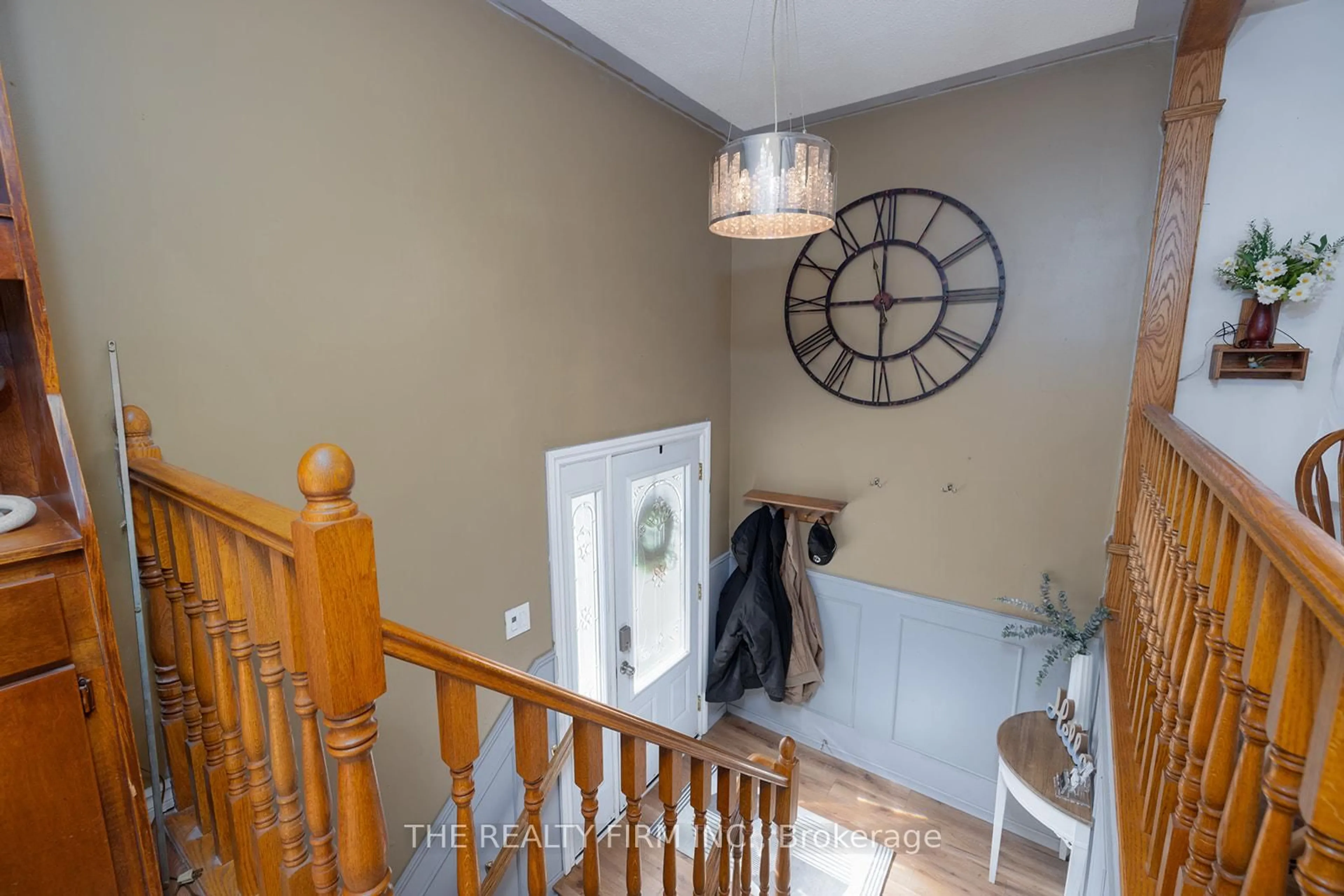 Indoor foyer for 1707 Hansuld St, London East Ontario N5V 1Y6