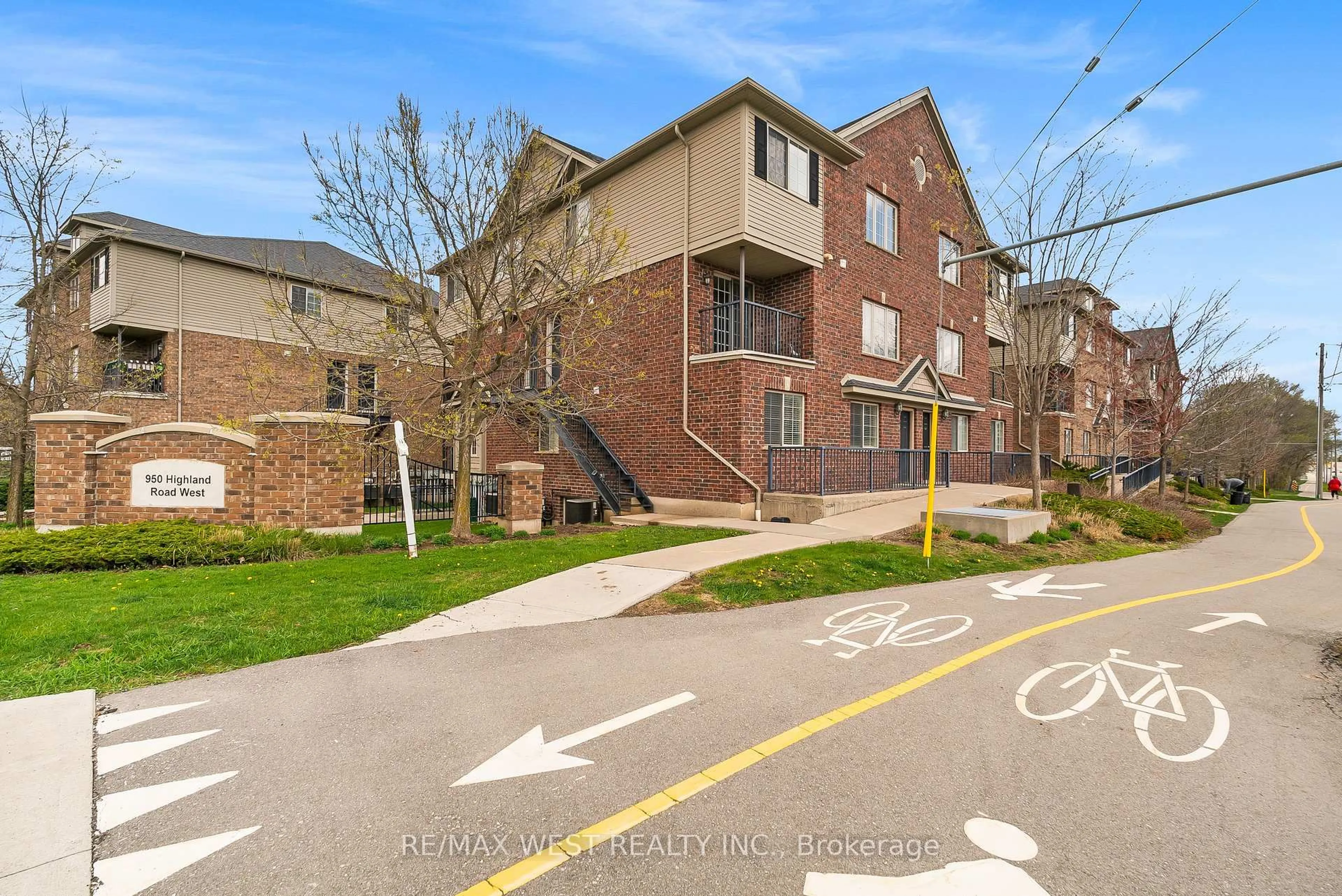 A pic from outside/outdoor area/front of a property/back of a property/a pic from drone, street for 950 Highland Rd #15, Kitchener Ontario N2N 0A5