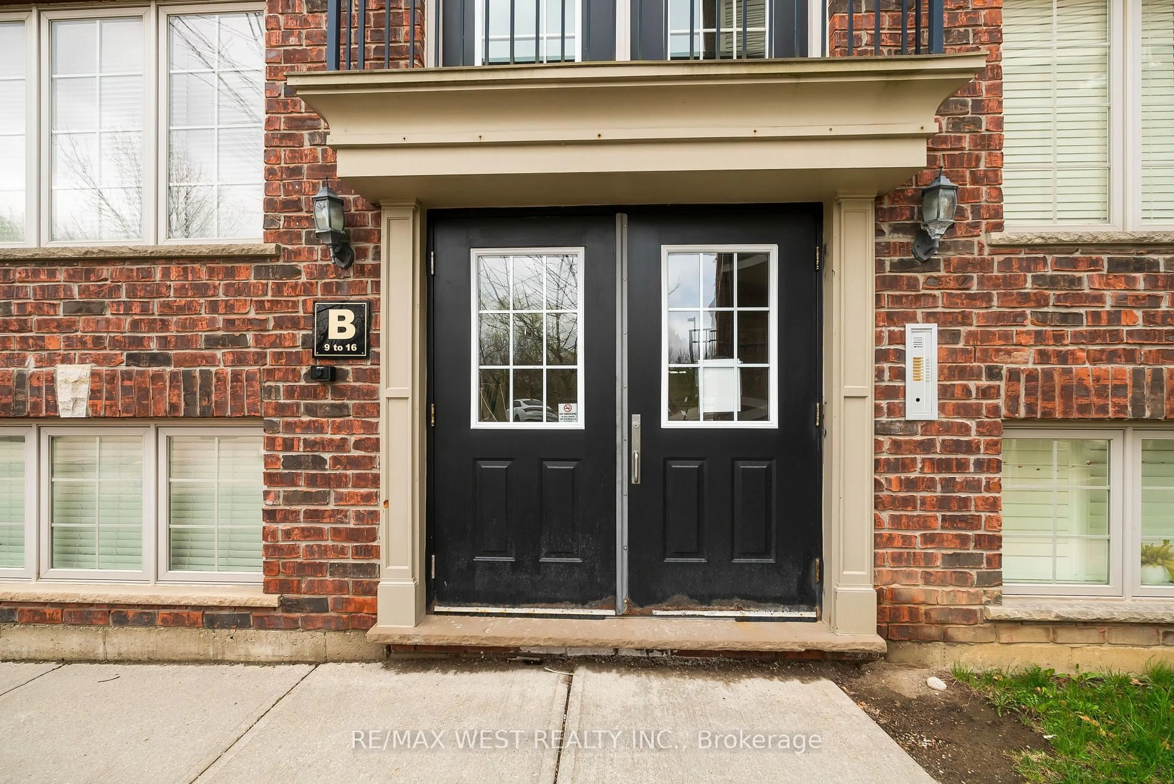 Indoor entryway for 950 Highland Rd #15, Kitchener Ontario N2N 0A5