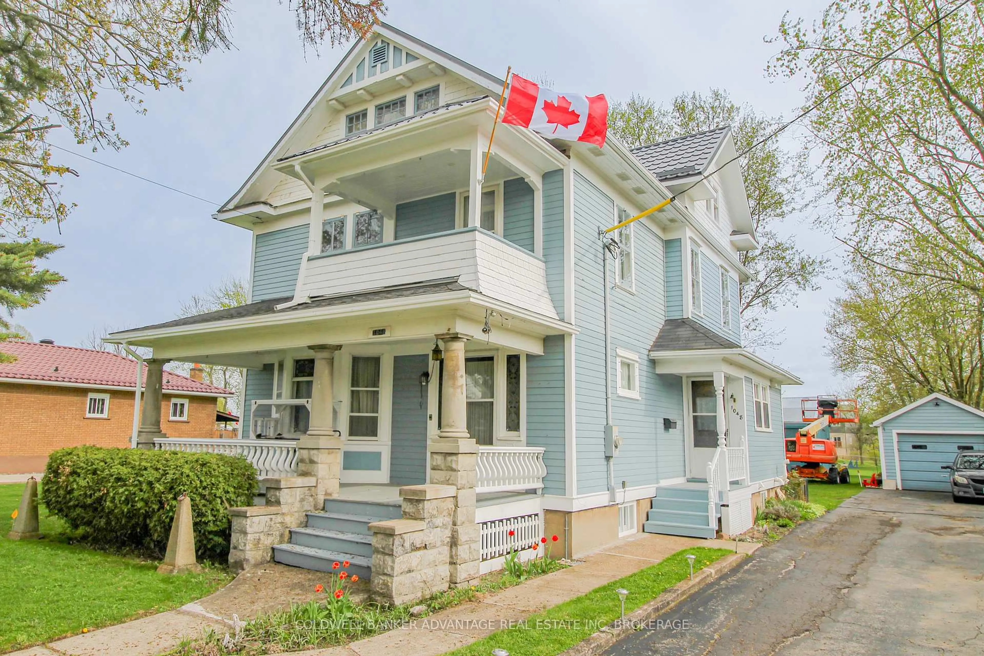 Home with vinyl exterior material, street for 1048 Ontario Rd, Welland Ontario L3B 5E4