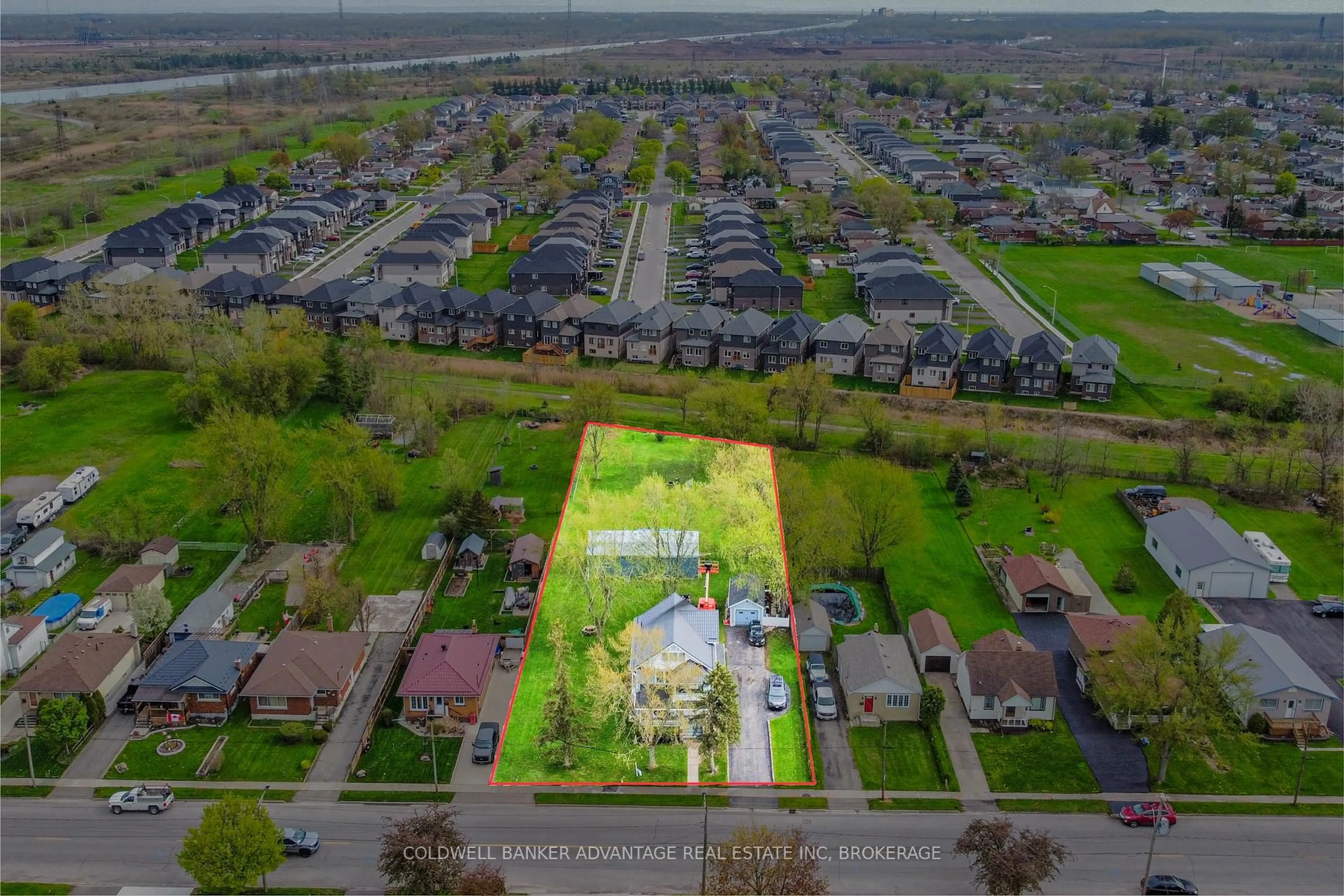 A pic from outside/outdoor area/front of a property/back of a property/a pic from drone, street for 1048 Ontario Rd, Welland Ontario L3B 5E4