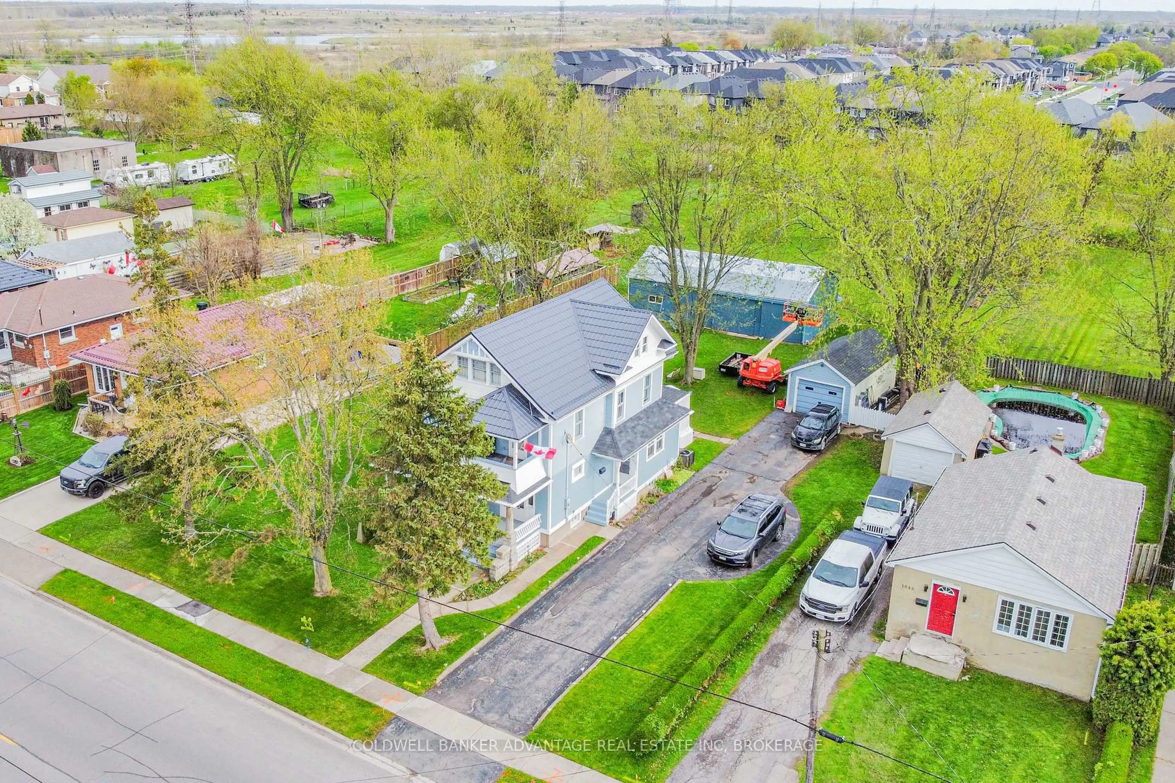 A pic from outside/outdoor area/front of a property/back of a property/a pic from drone, street for 1048 Ontario Rd, Welland Ontario L3B 5E4