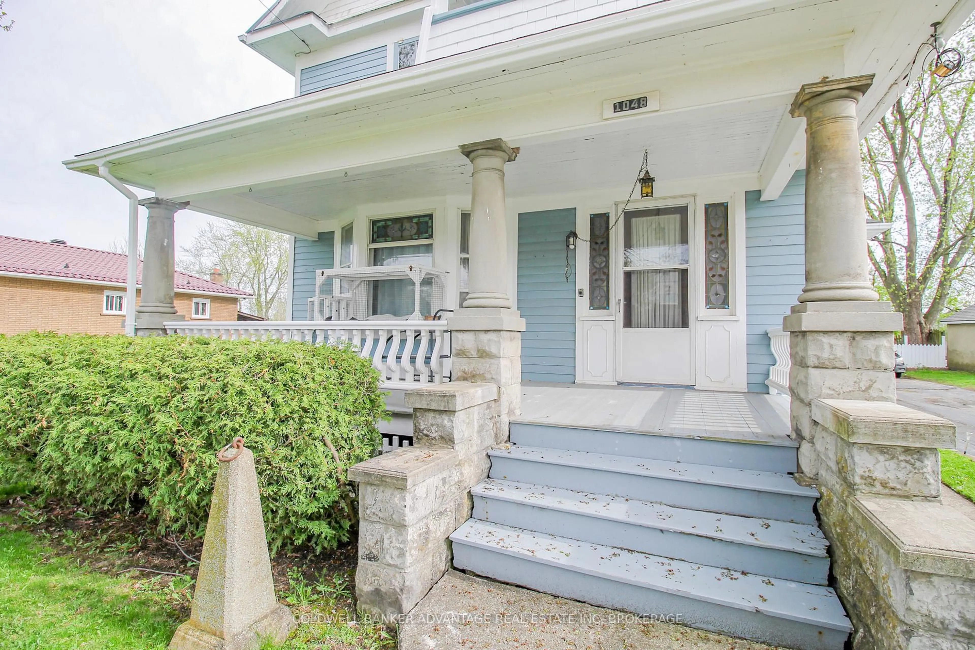 Home with vinyl exterior material, street for 1048 Ontario Rd, Welland Ontario L3B 5E4