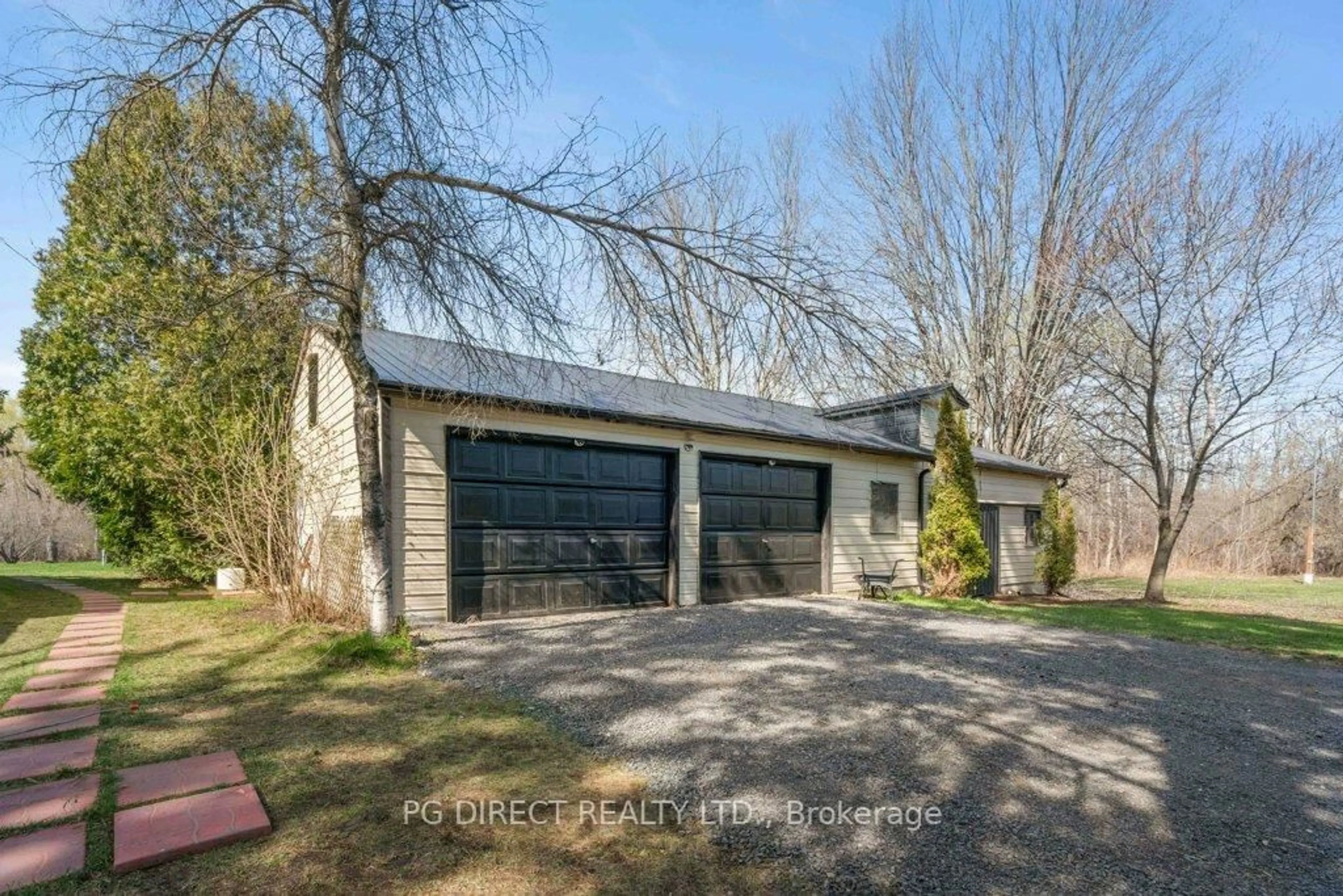 Indoor garage for 14635 Otto Rd, South Stormont Ontario K0C 1Y0