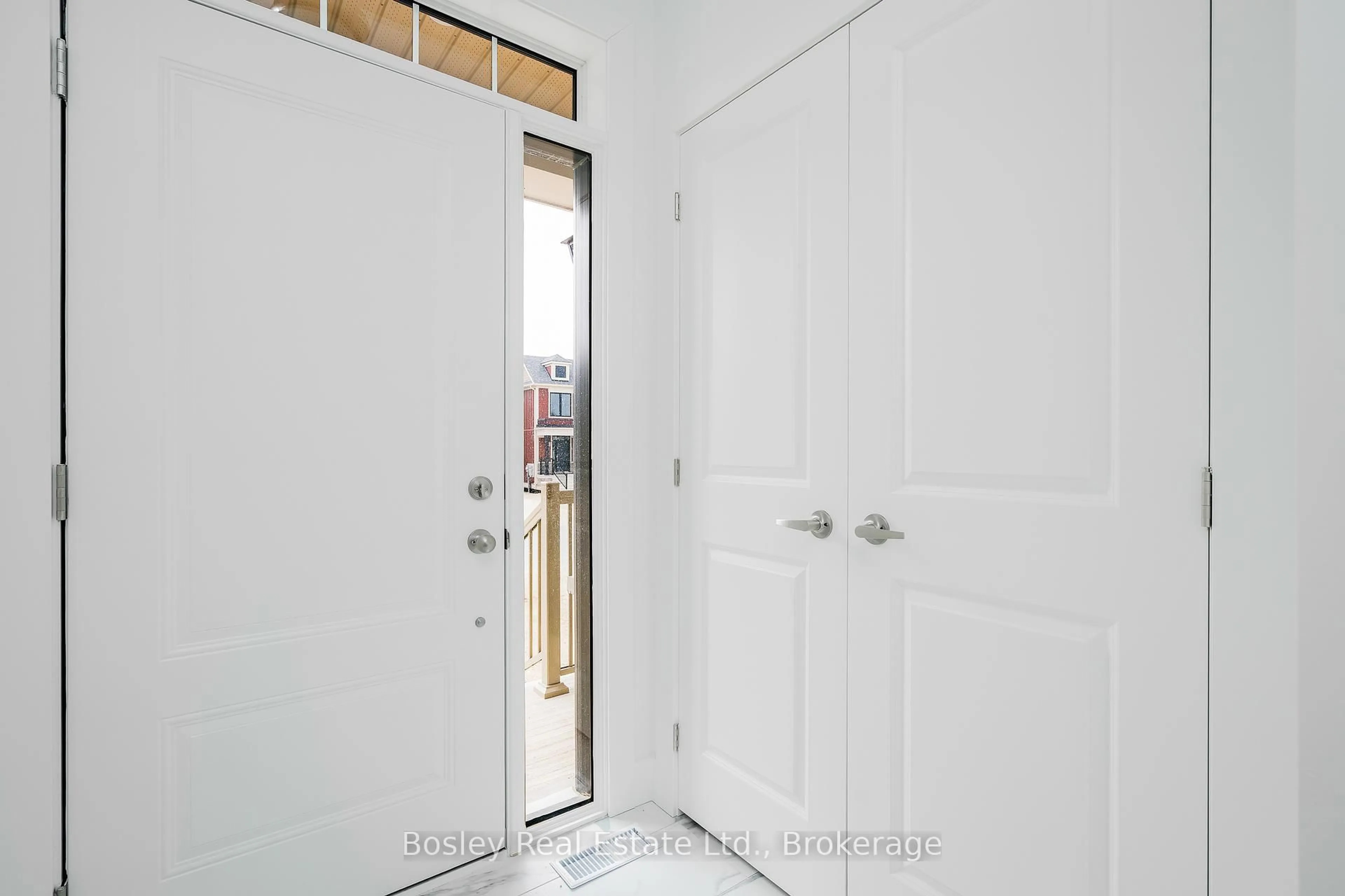 Indoor entryway for 132 WHITE OAK Cres, Blue Mountains Ontario L9Y 0Z3