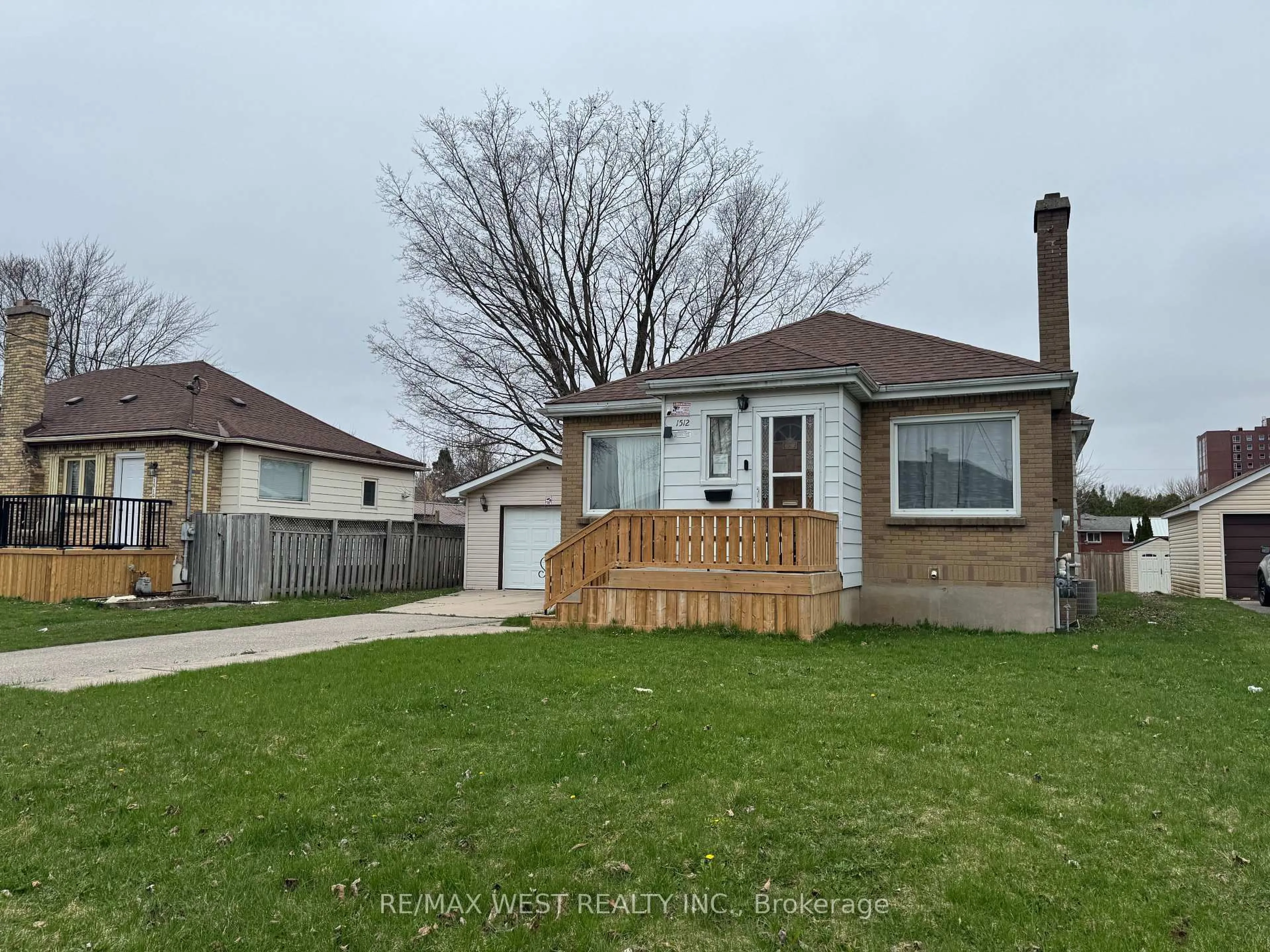 A pic from outside/outdoor area/front of a property/back of a property/a pic from drone, street for 1512 Rushland Ave, London East Ontario N5V 1X5
