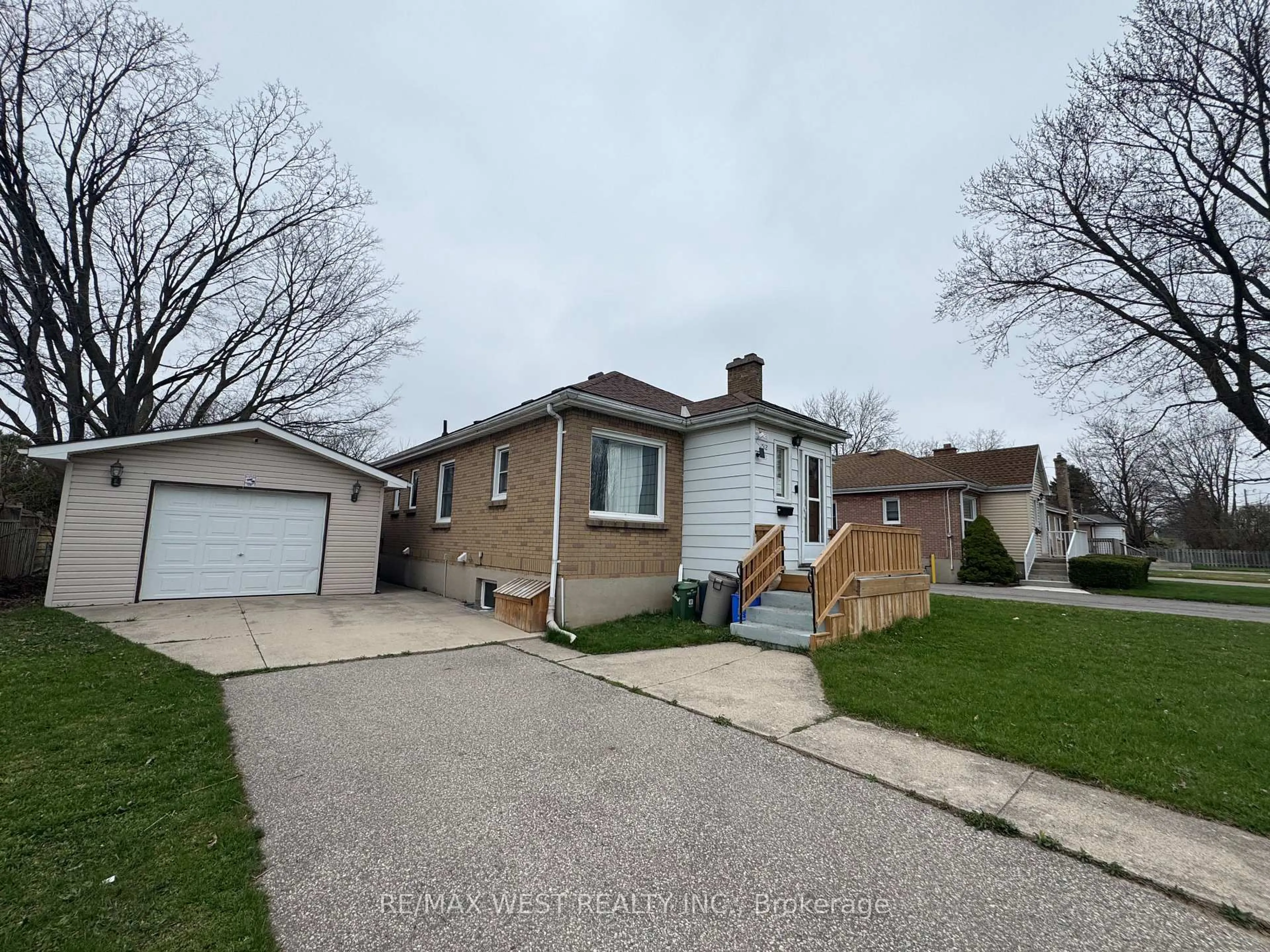 A pic from outside/outdoor area/front of a property/back of a property/a pic from drone, street for 1512 Rushland Ave, London East Ontario N5V 1X5
