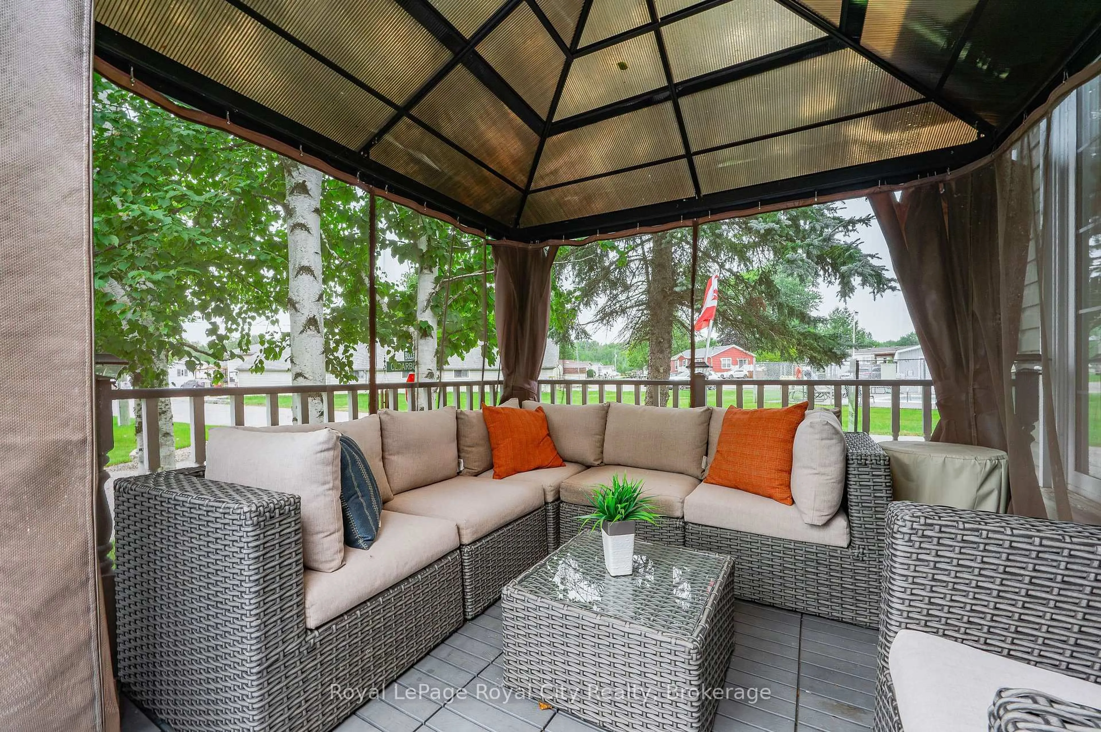 Patio, water/lake/river/ocean view for 40 BULLFROG Dr, Puslinch Ontario N0B 2J0