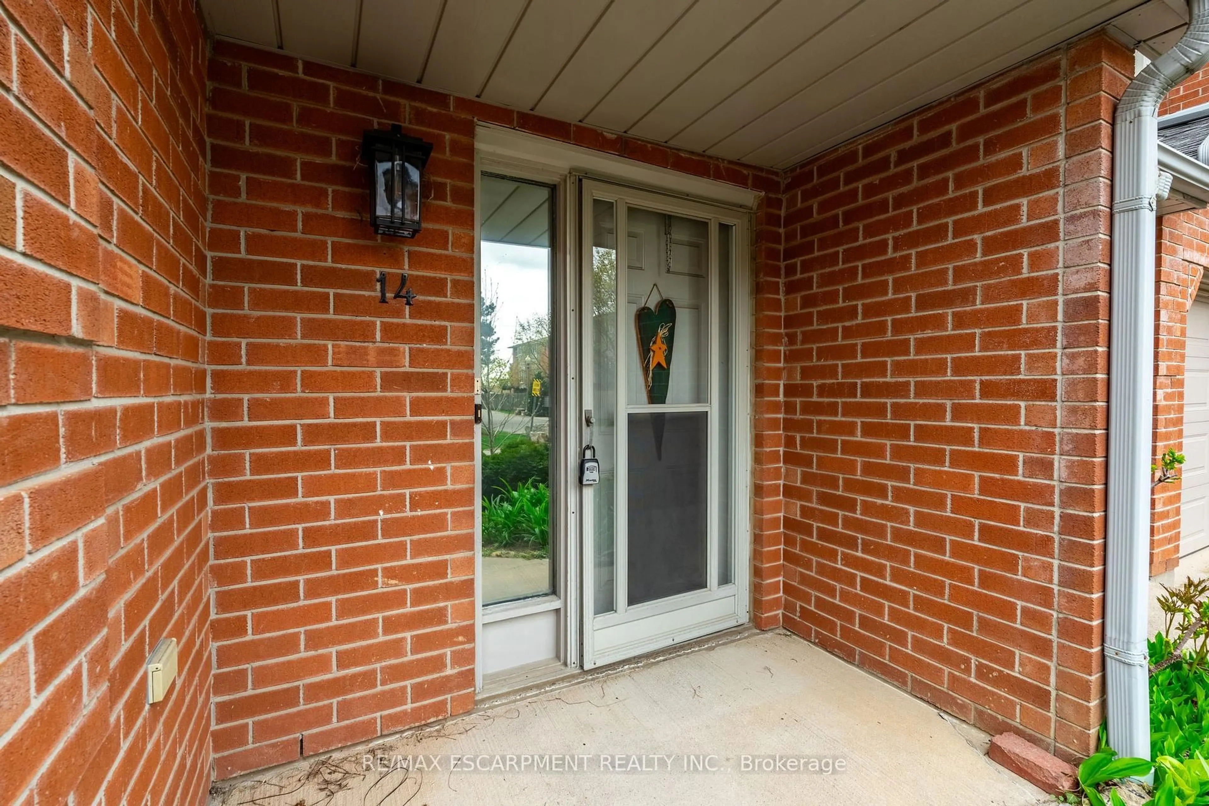 Indoor entryway for 72 Stone Church Rd #14, Hamilton Ontario L9B 2H6