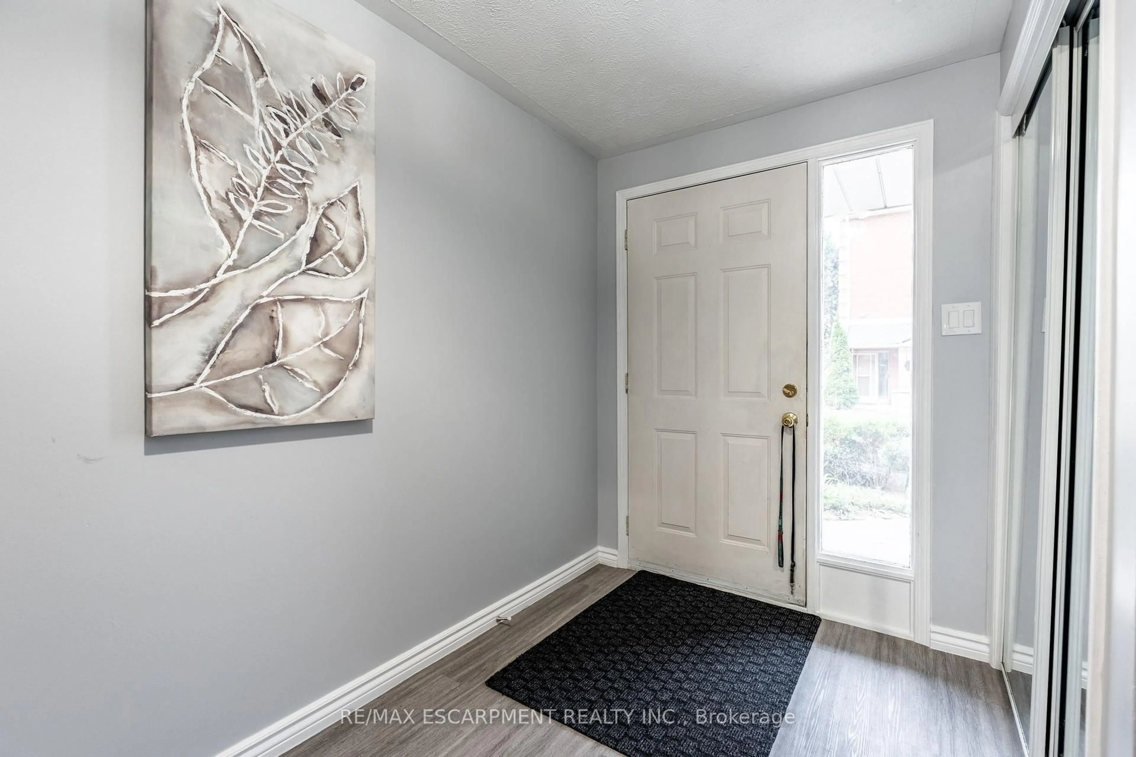 Indoor entryway for 72 Stone Church Rd #14, Hamilton Ontario L9B 2H6
