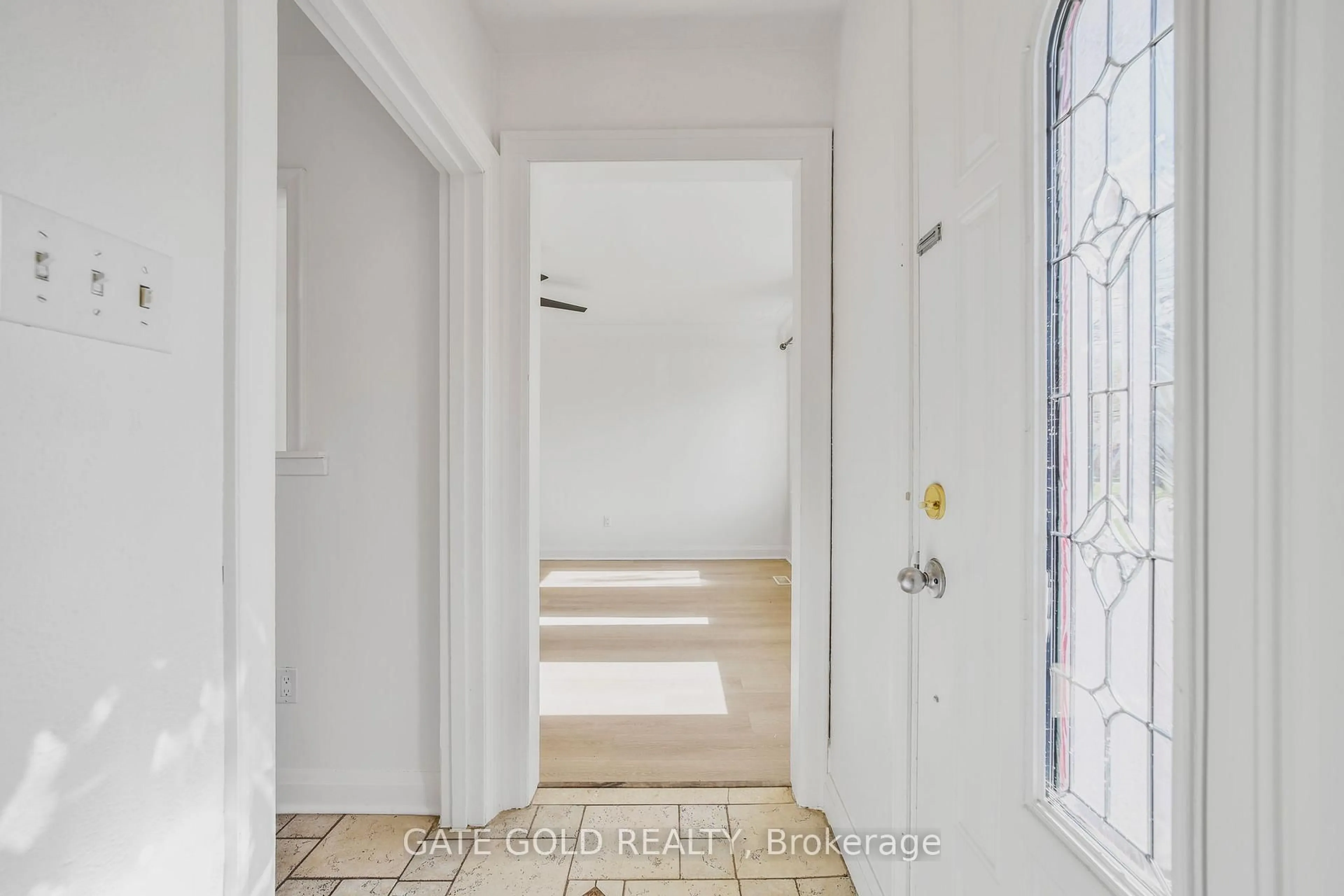 Indoor entryway for 264 upper paradise Dr, Hamilton Ontario L9C 5C2