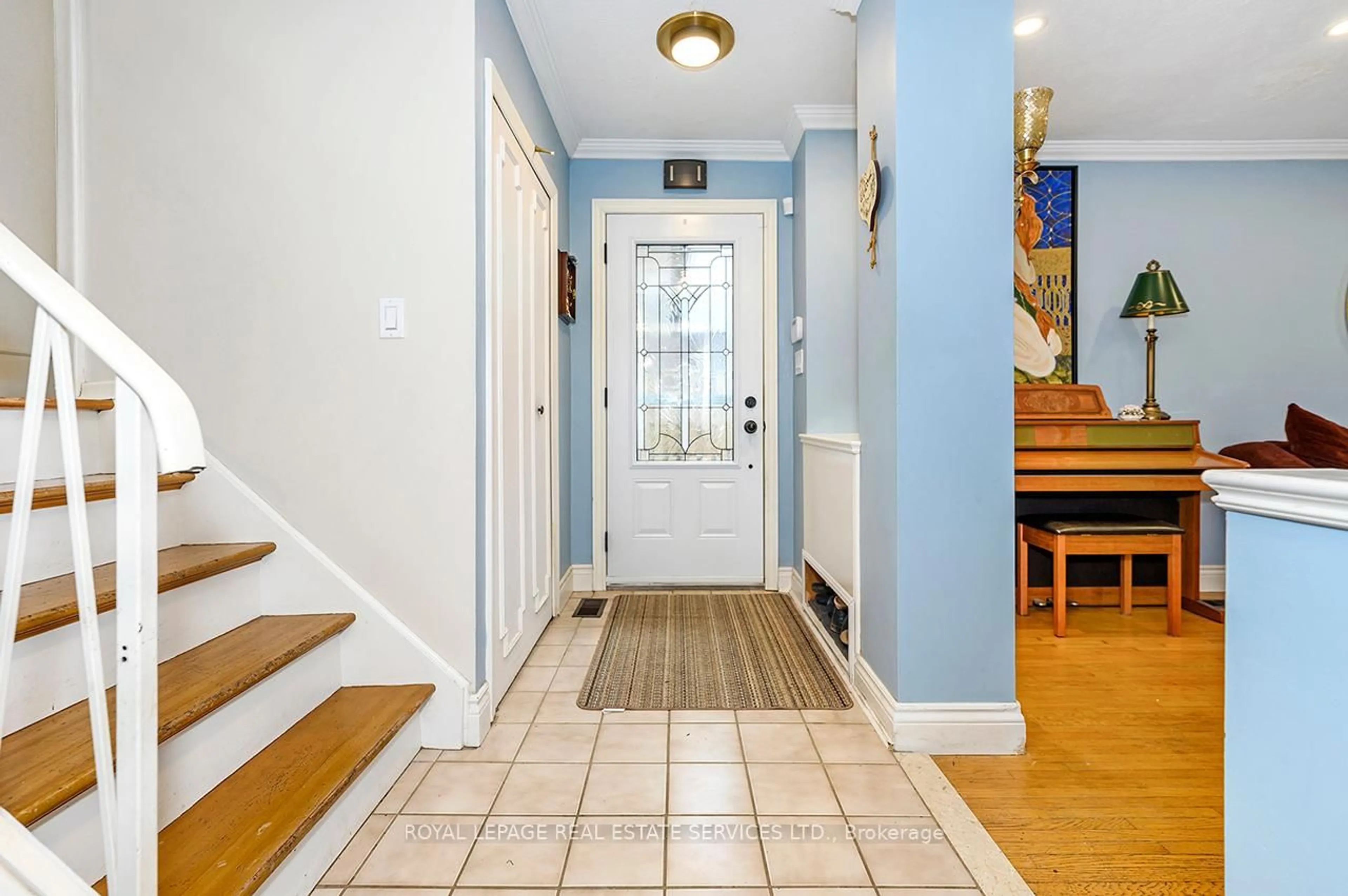 Indoor entryway for 99 Mountbatten Dr, Hamilton Ontario L9C 3V6