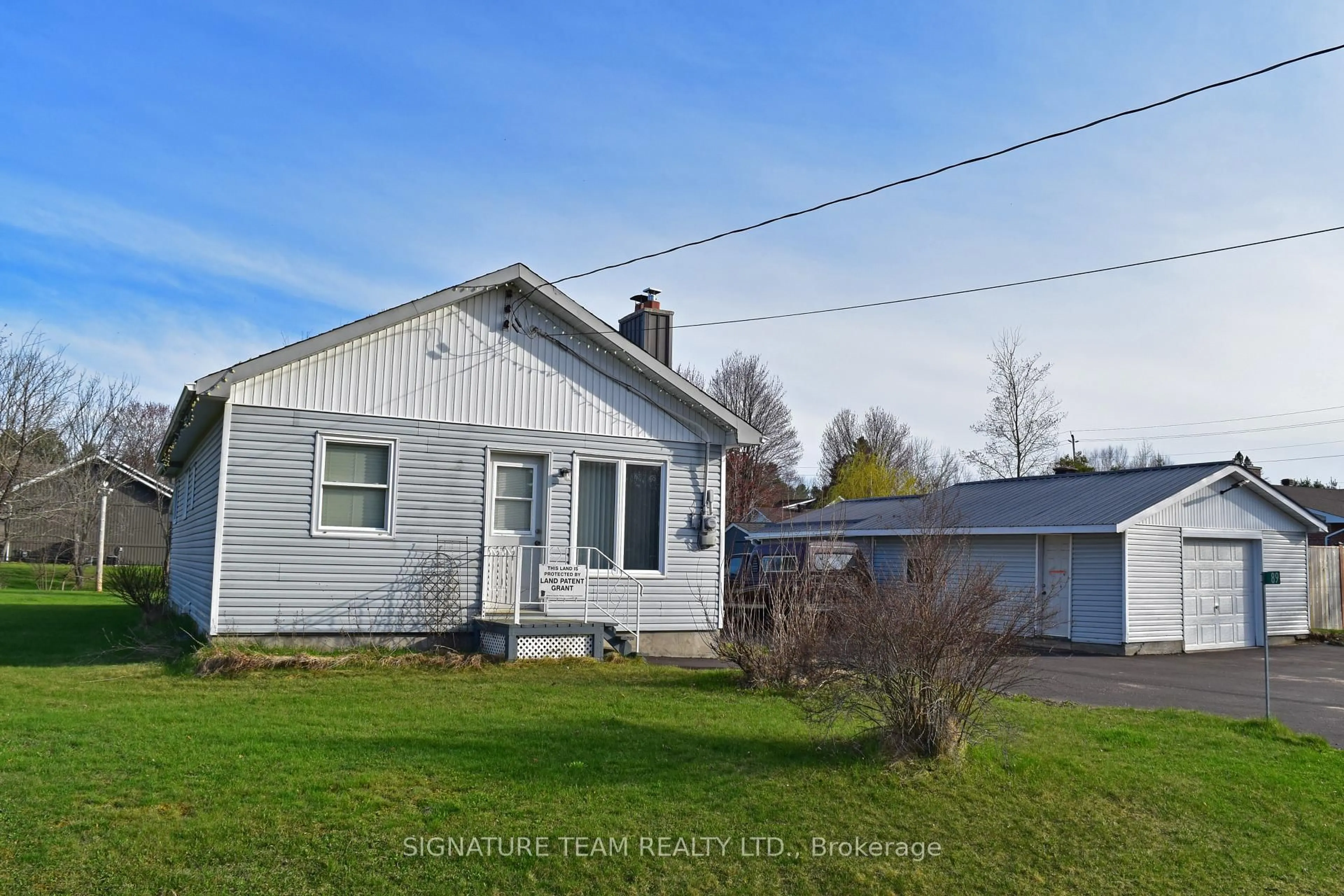 A pic from outside/outdoor area/front of a property/back of a property/a pic from drone, street for 89 Richardson Cres, Pembroke Ontario K8A 6W5