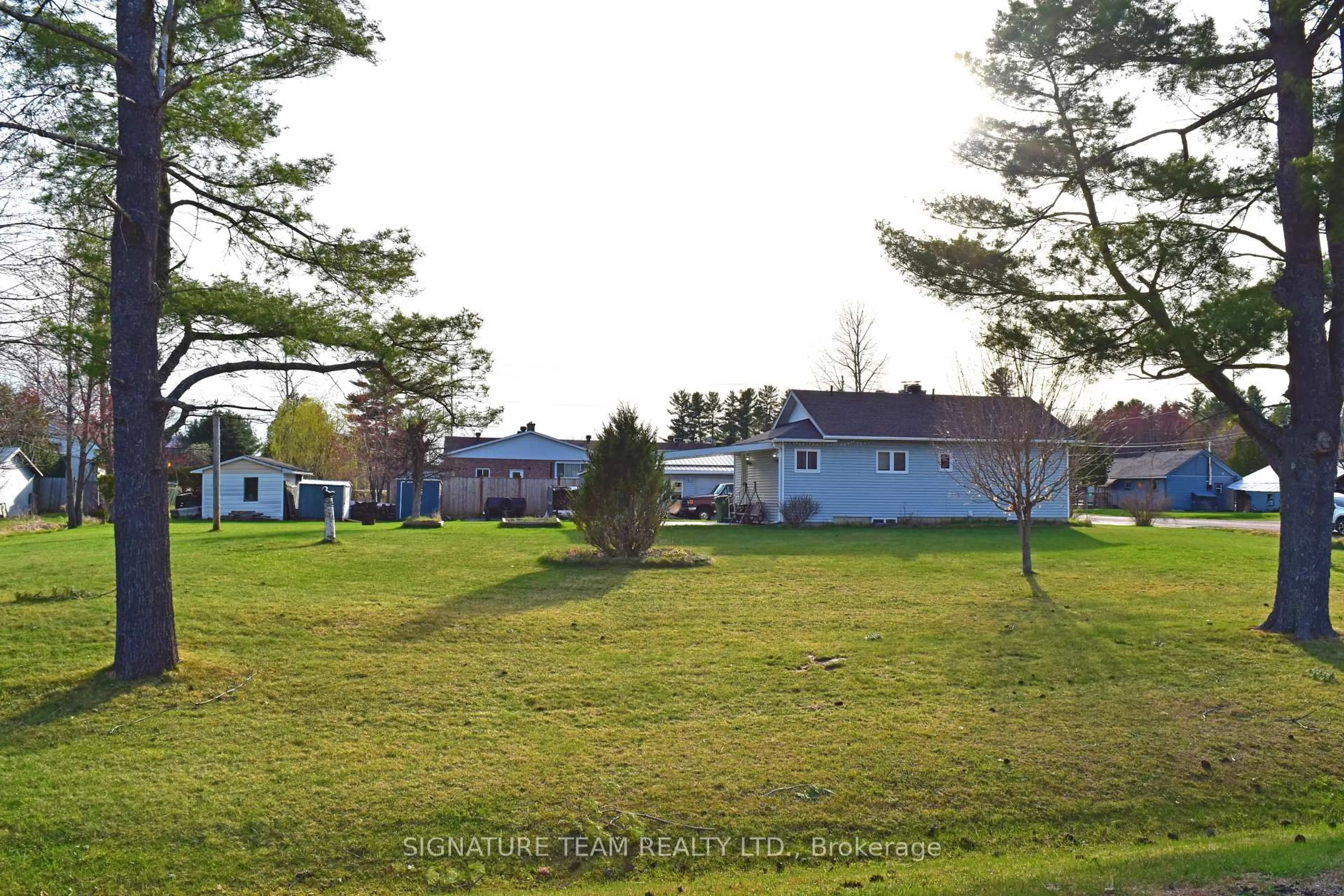 A pic from outside/outdoor area/front of a property/back of a property/a pic from drone, unknown for 89 Richardson Cres, Pembroke Ontario K8A 6W5