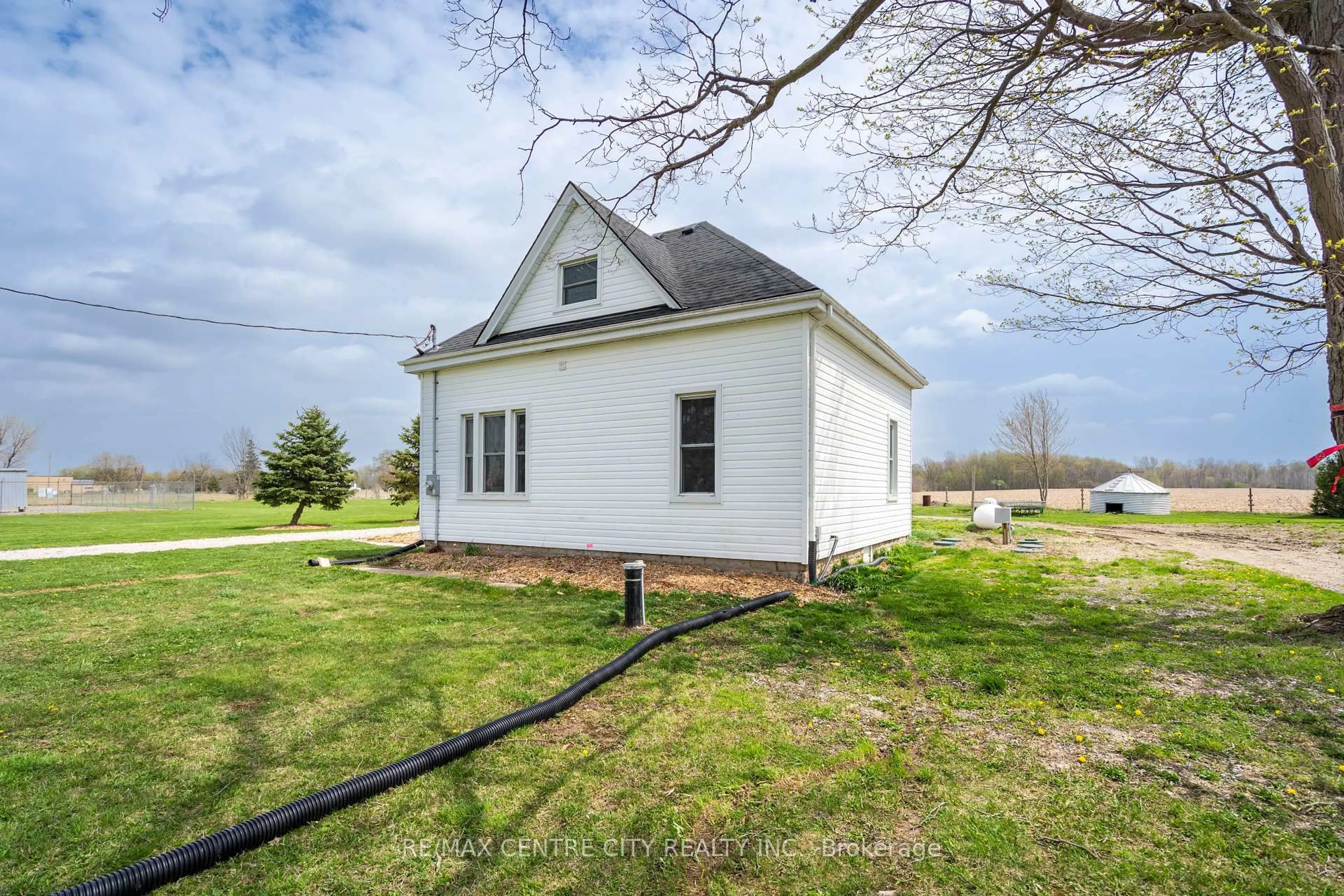 A pic from outside/outdoor area/front of a property/back of a property/a pic from drone, building for 3501 Concession Dr, Southwest Middlesex Ontario N0L 1M0