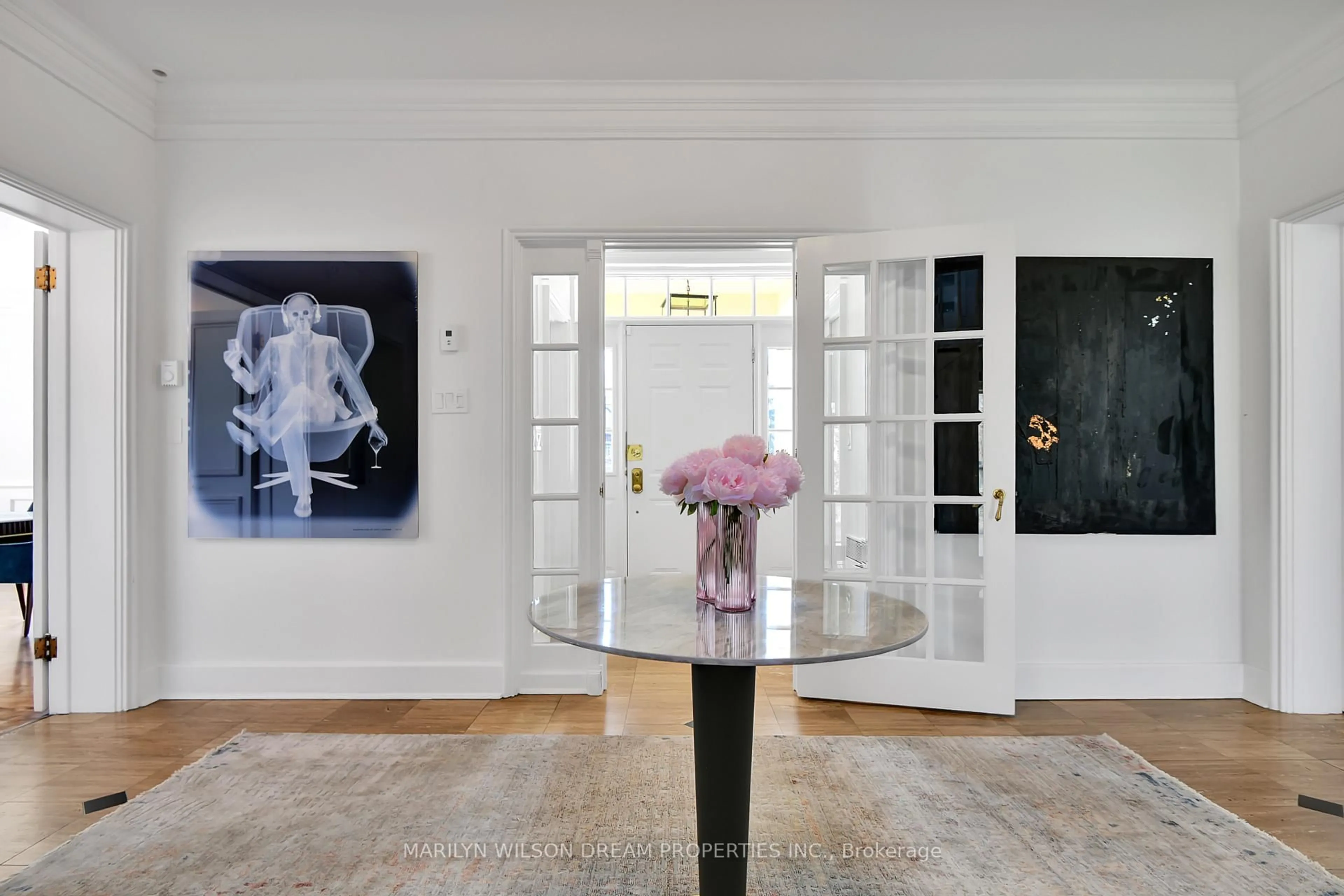 Indoor foyer for 275 Mariposa Ave, Ottawa Ontario K1M 0T4