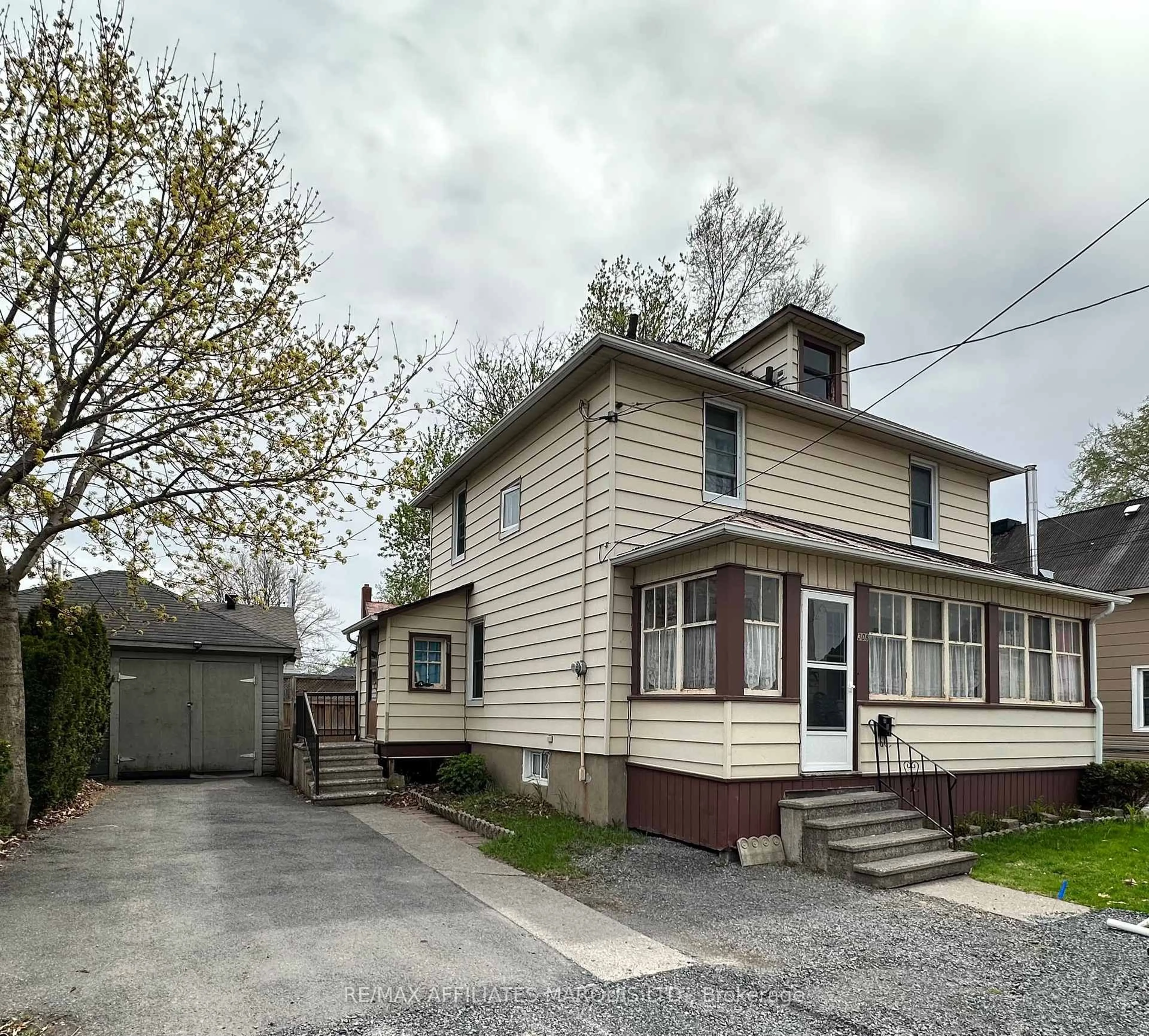 Home with vinyl exterior material, street for 308 THIRD St, Cornwall Ontario K6J 2P5