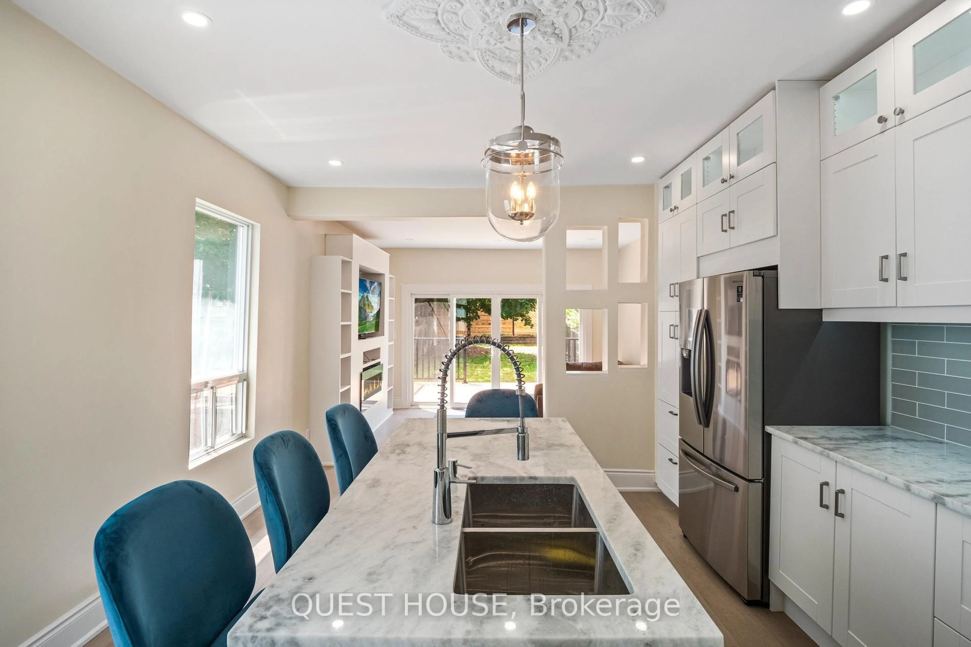 Open concept kitchen, ceramic/tile floor for 29 Melbourne St, Hamilton Ontario L8P 2A5