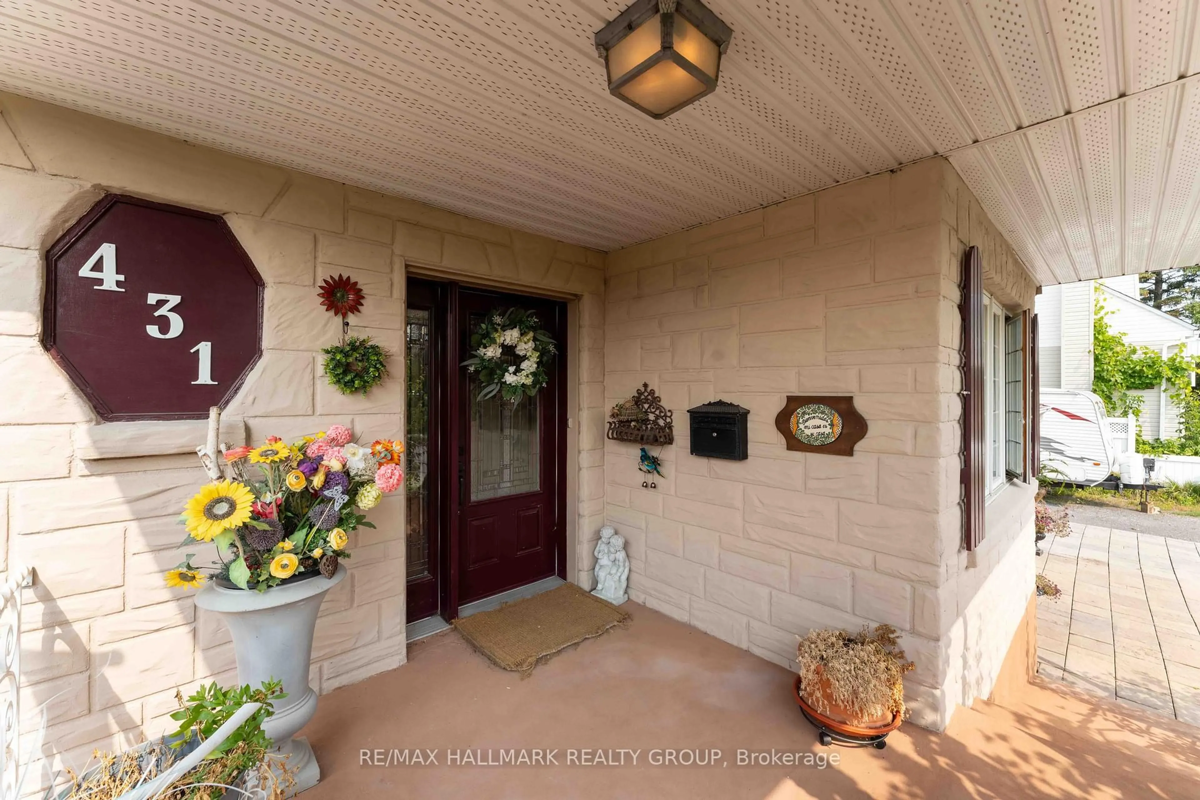 Indoor entryway for 431 Blake Blvd, Ottawa Ontario K1K 1A9