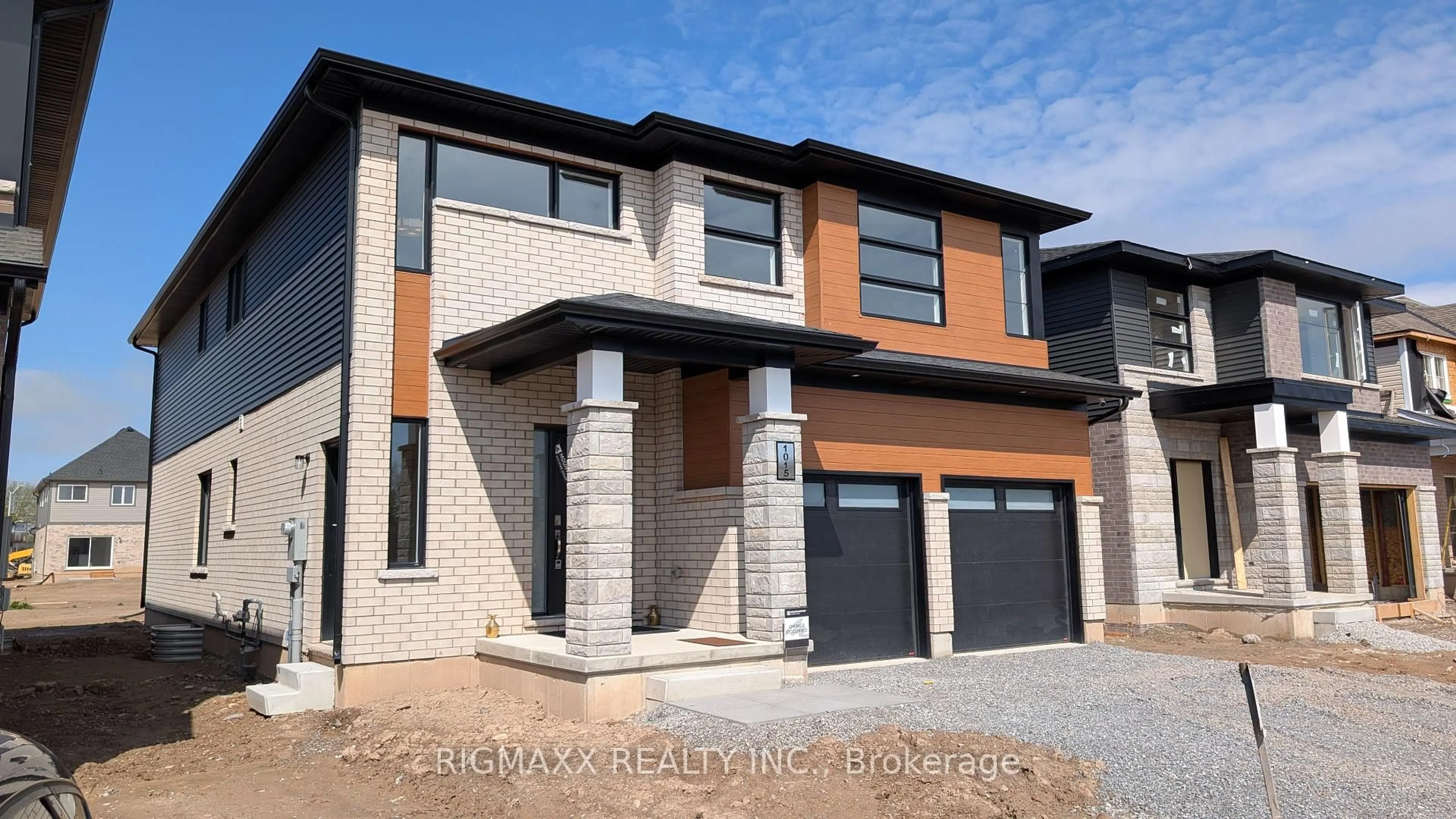 Home with brick exterior material, street for 1015 Alliston Ave, Fort Erie Ontario L2A 0H3