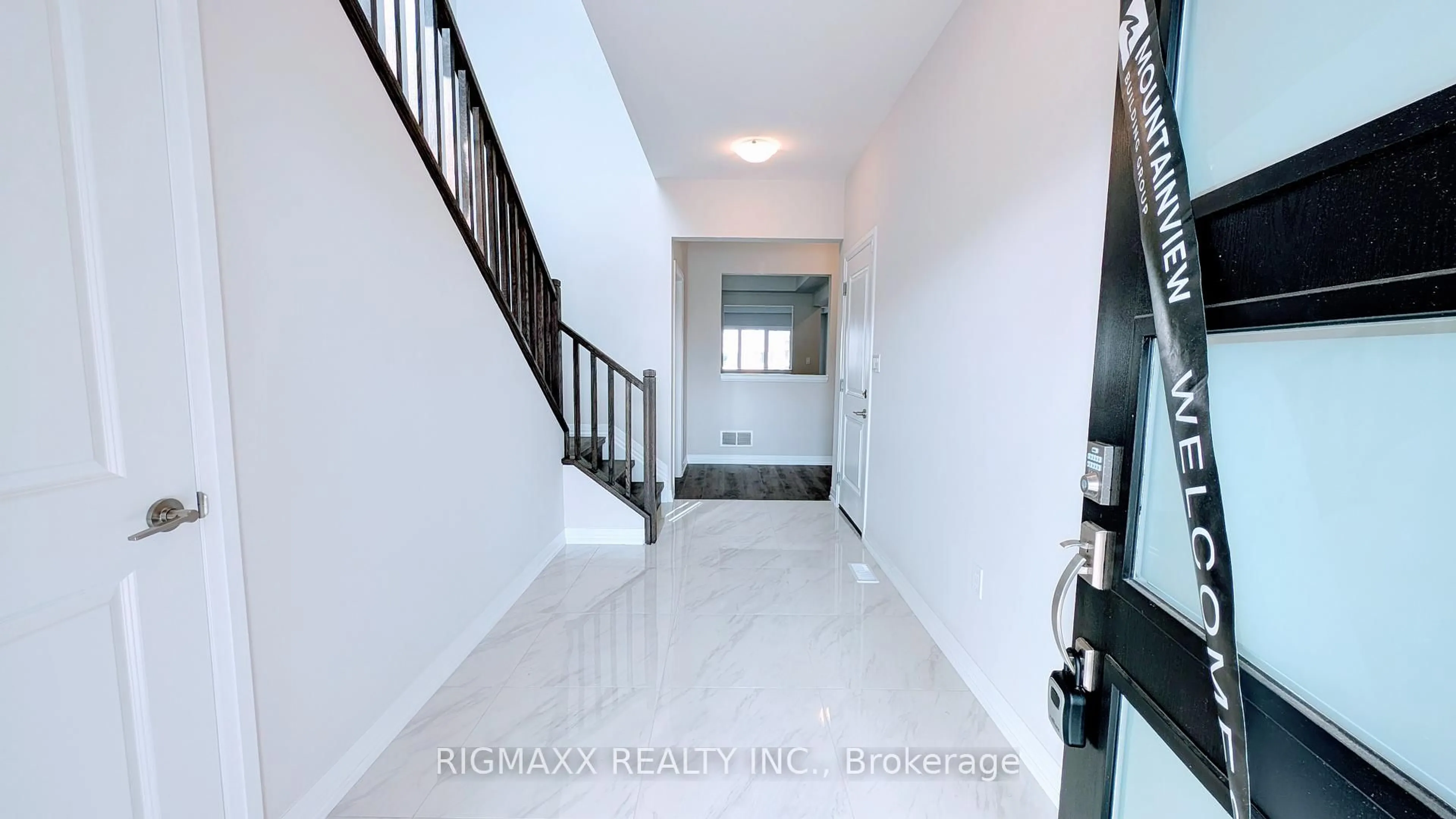 Indoor foyer for 1015 Alliston Ave, Fort Erie Ontario L2A 0H3