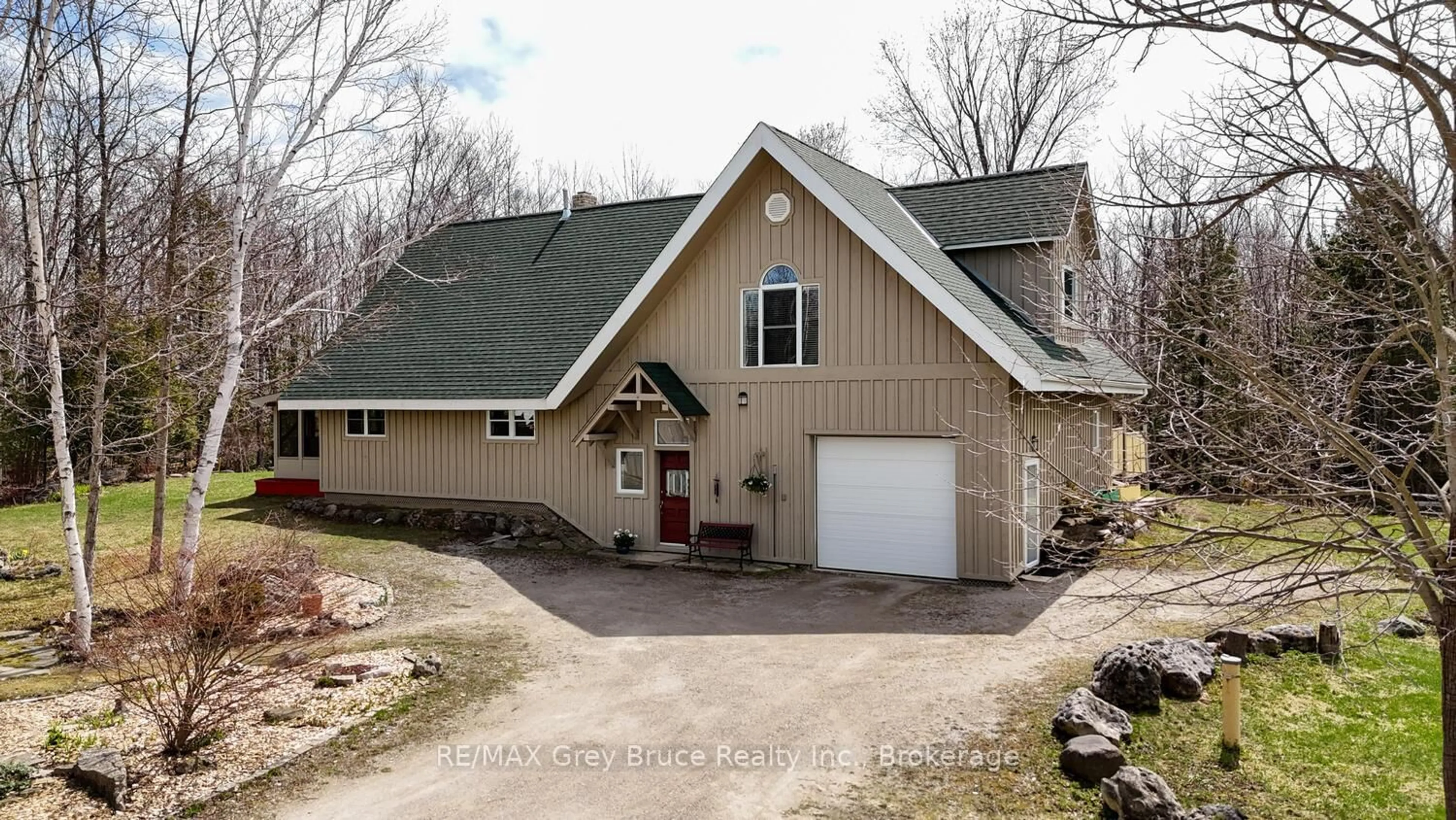 Home with vinyl exterior material, unknown for 20 Maple Dr, Northern Bruce Peninsula Ontario N0H 1Z0