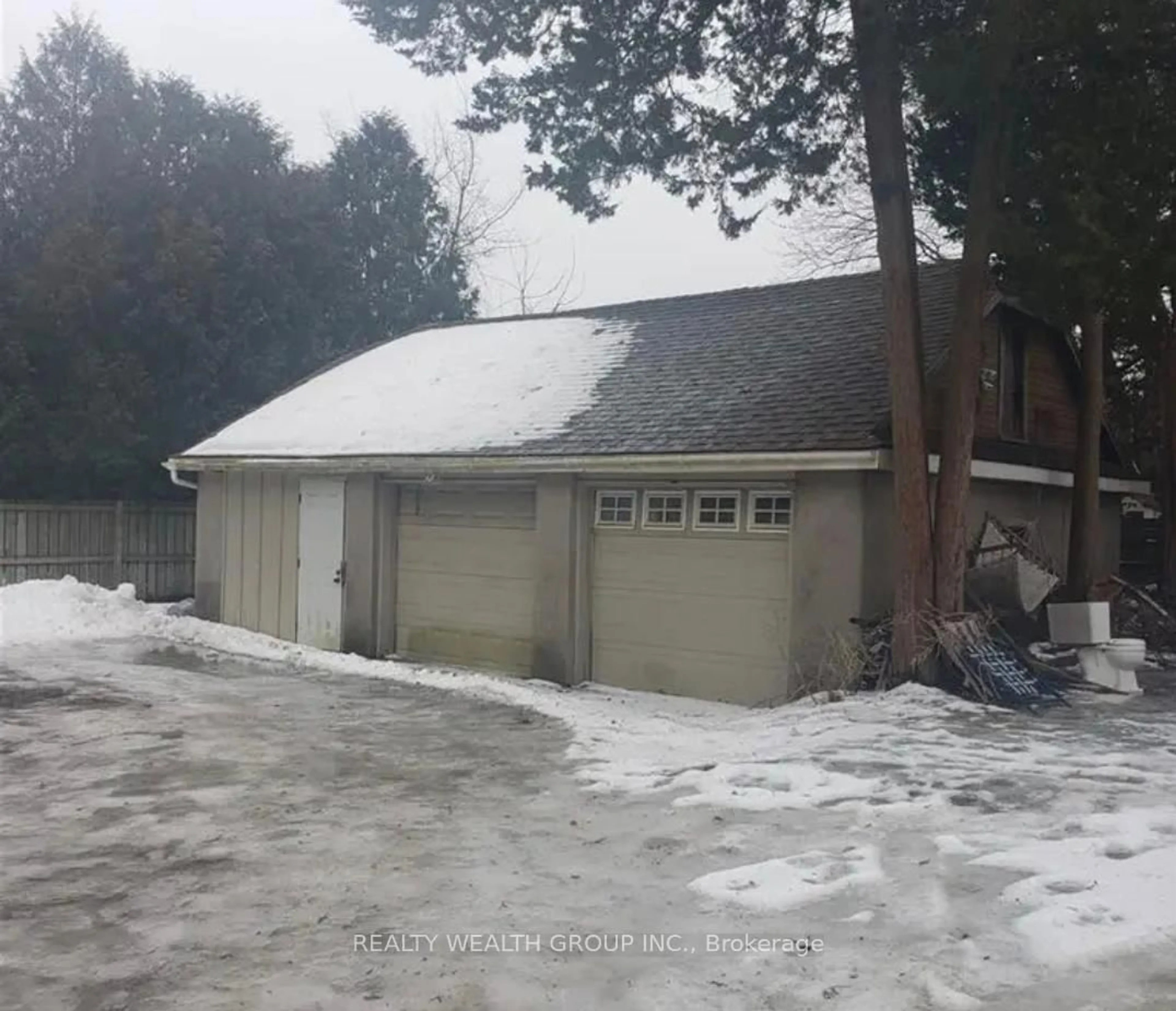 Indoor garage for 176 Highbury Ave, London East Ontario N5Z 2W7