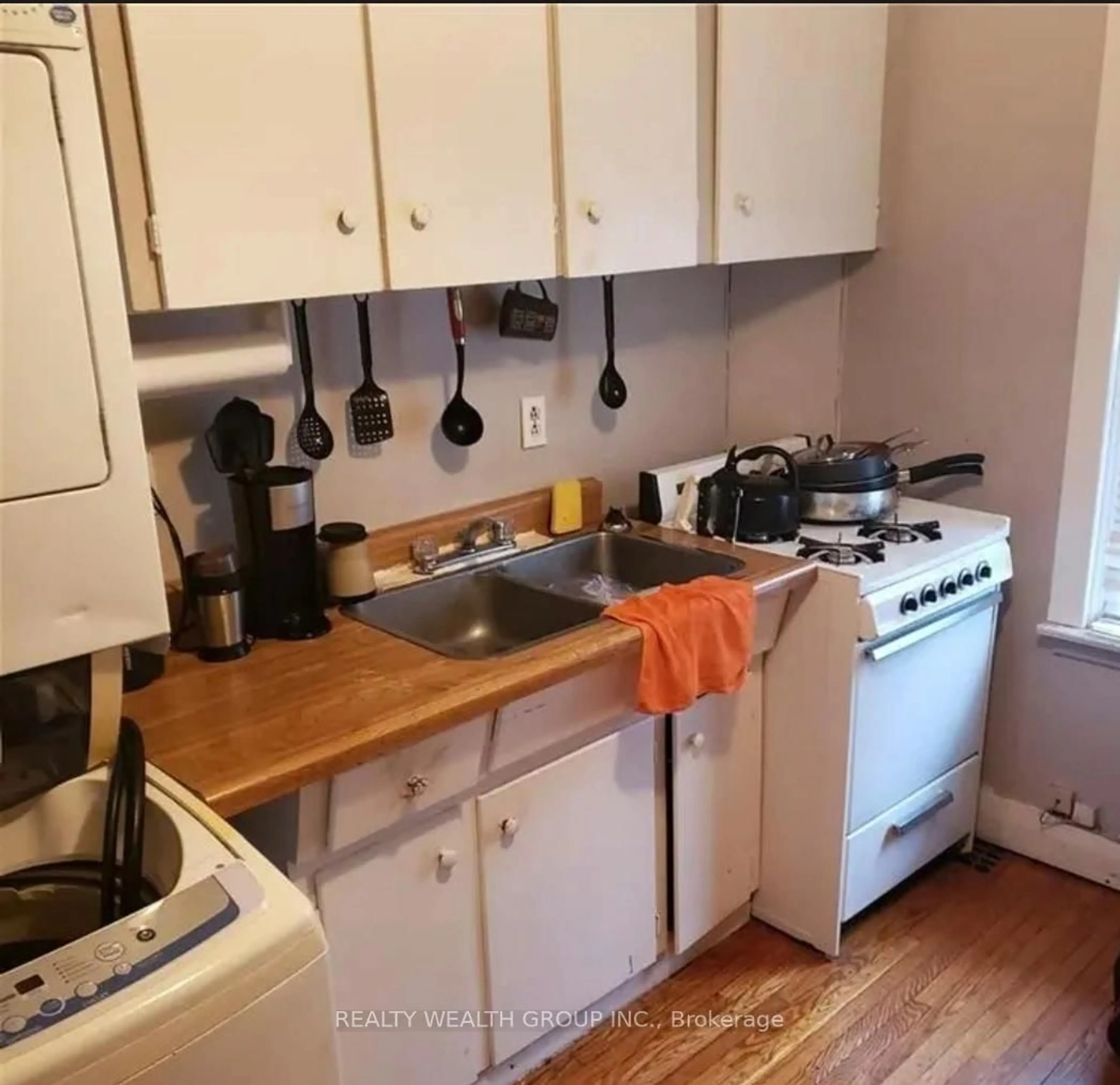 Standard kitchen, unknown for 176 Highbury Ave, London East Ontario N5Z 2W7