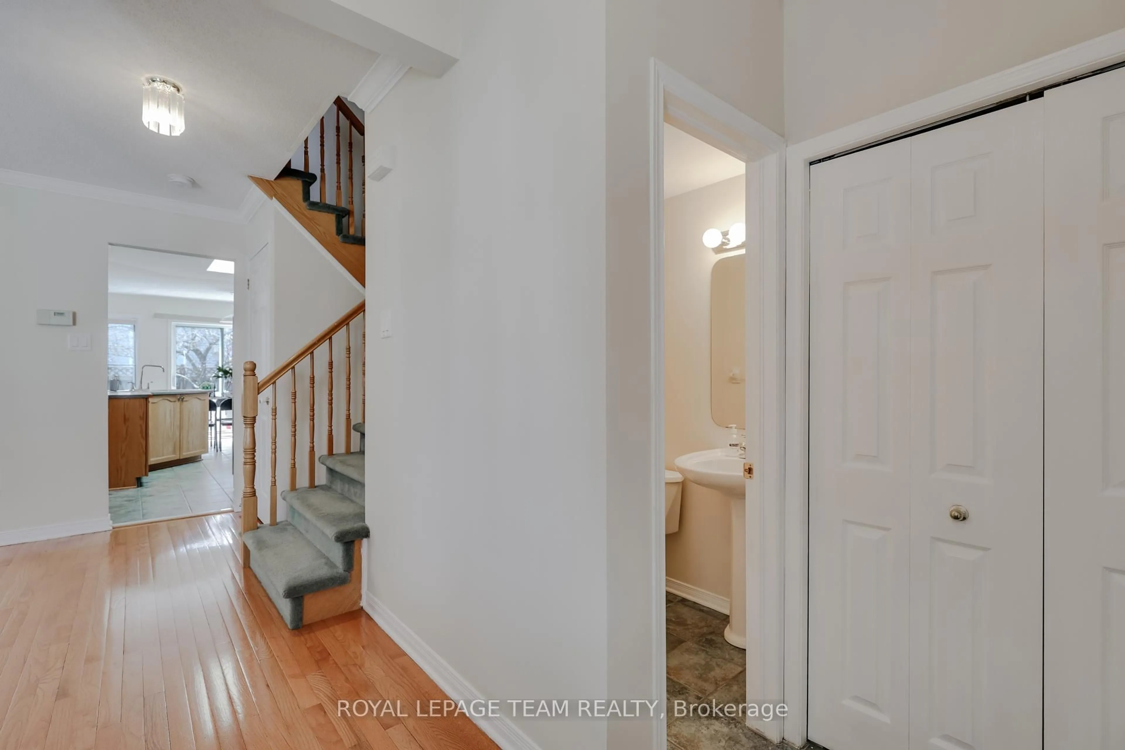 Indoor entryway for 8 BELLROCK Dr, Ottawa Ontario K2K 3J4