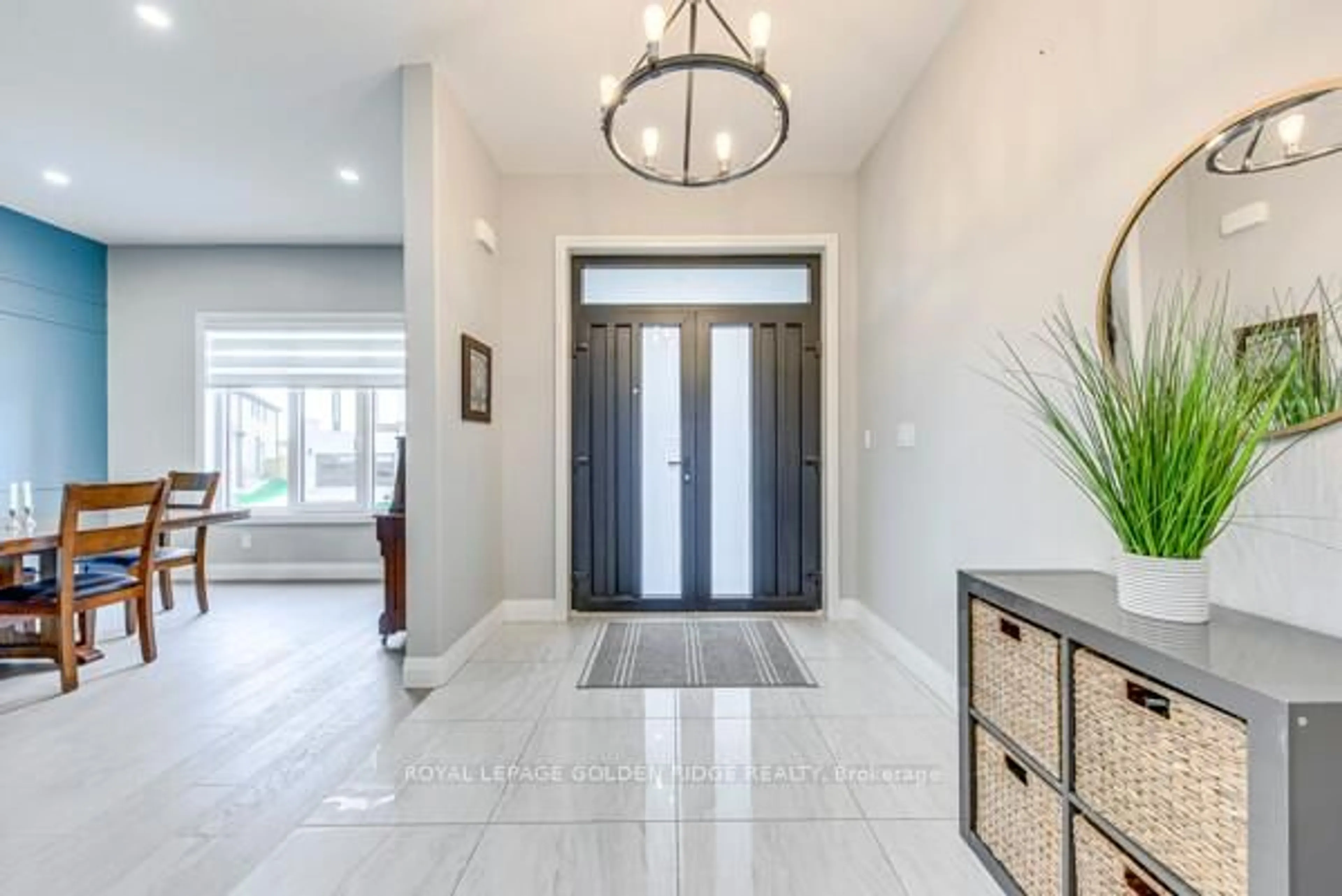 Indoor entryway for 98 Grandville Circ, Brant Ontario N3L 0J5