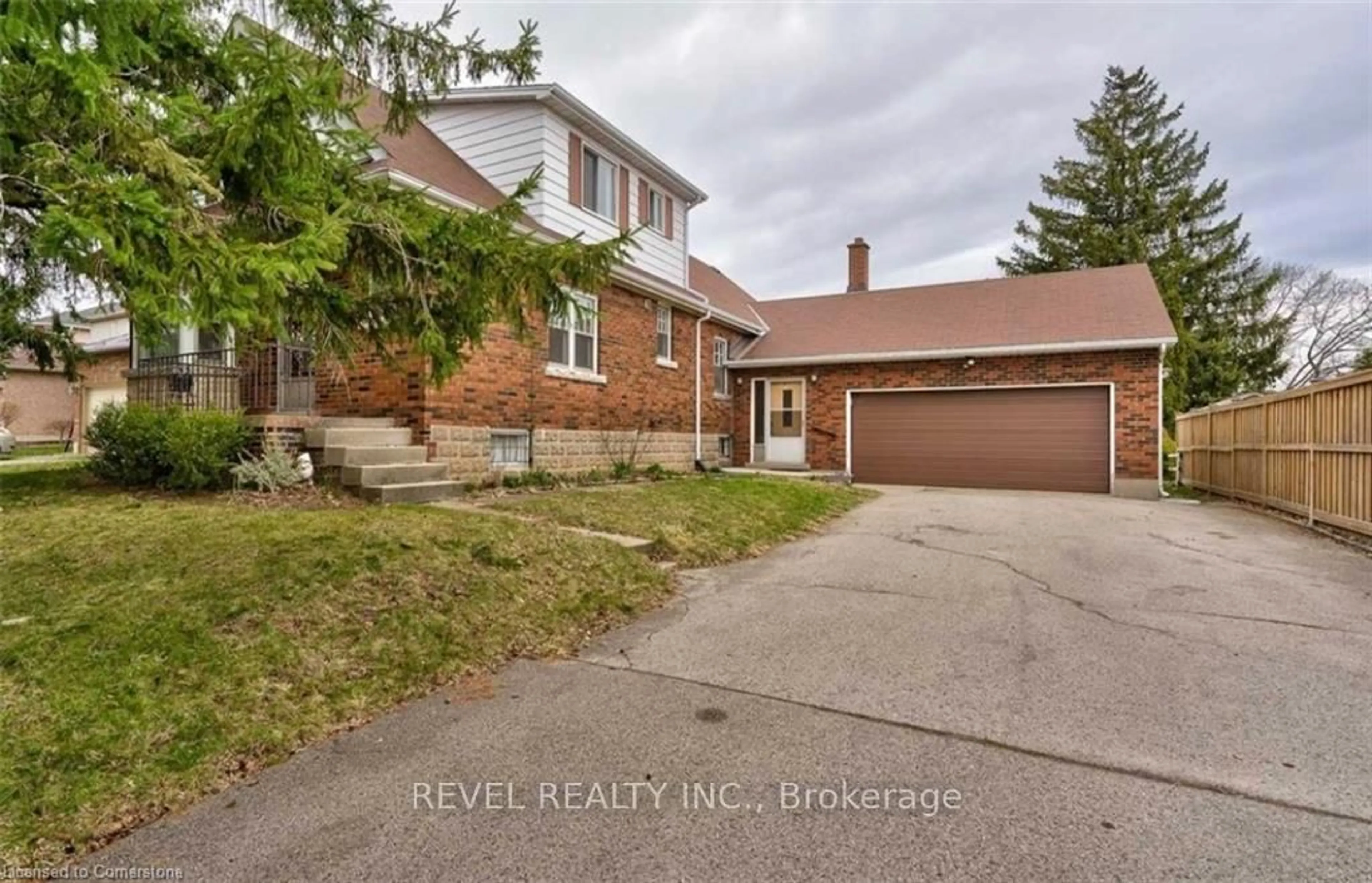 A pic from outside/outdoor area/front of a property/back of a property/a pic from drone, street for 171 Stone Church Rd, Hamilton Ontario L9B 1A8