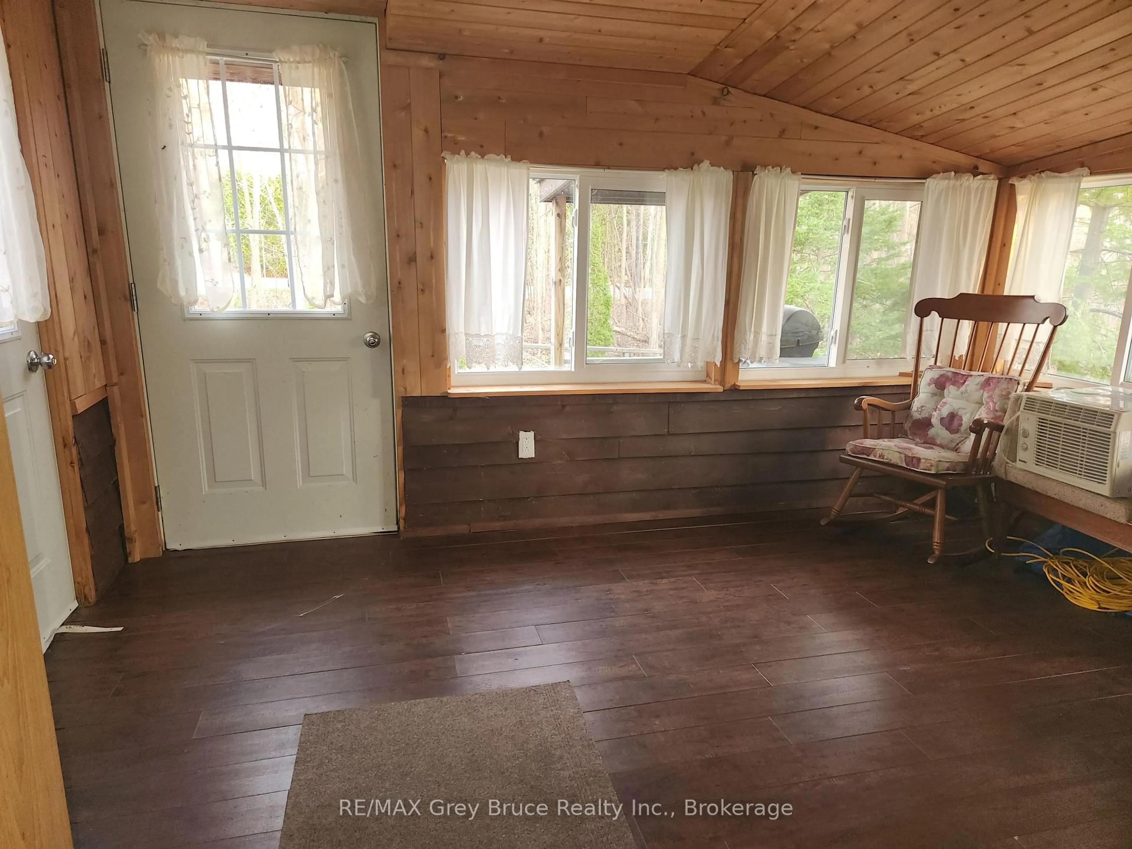 Indoor entryway for 41 Maple Dr, Northern Bruce Peninsula Ontario N0H 1Z0