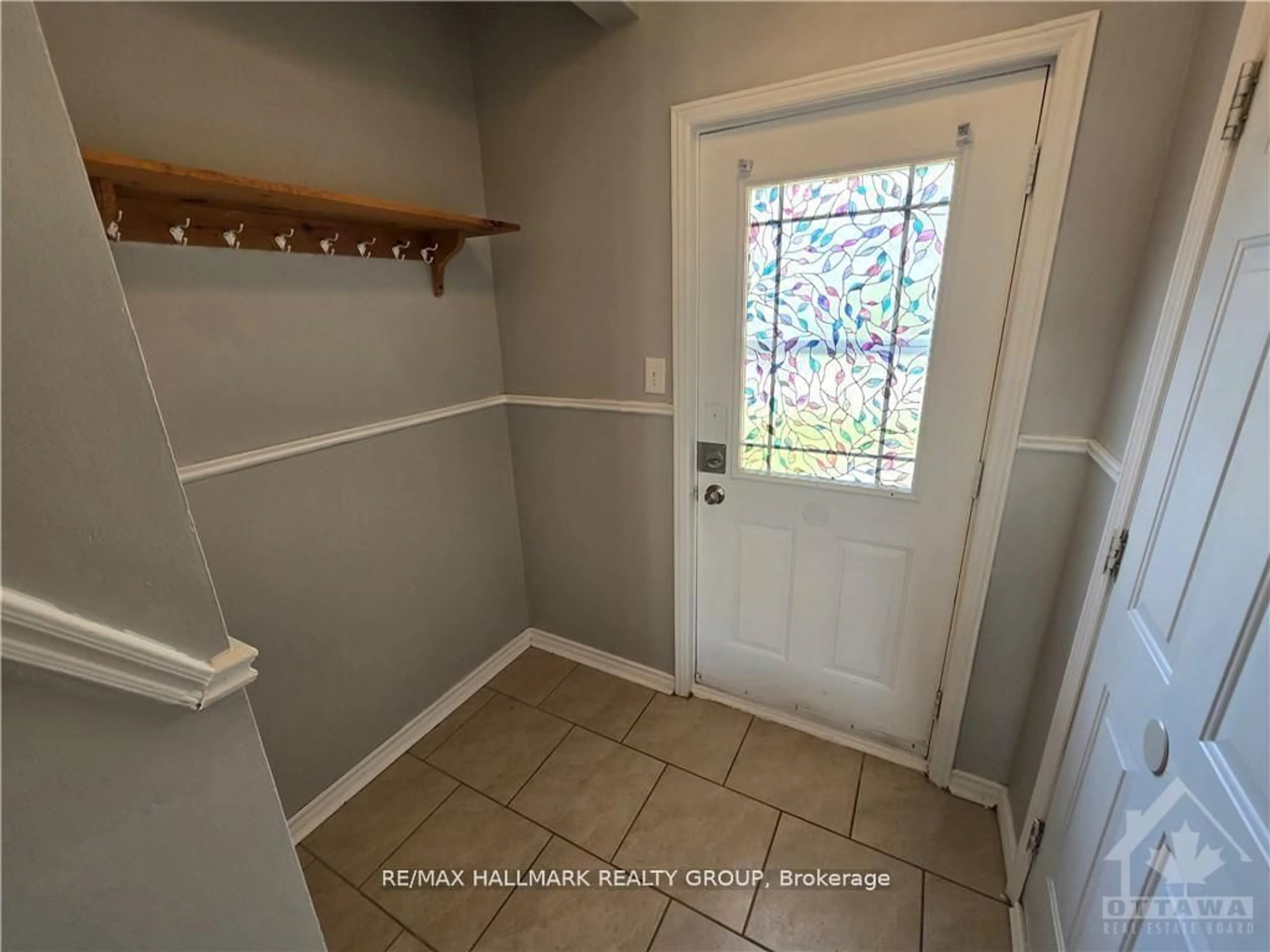Indoor entryway for 20 Bentbrook Cres, Ottawa Ontario K2J 3X9