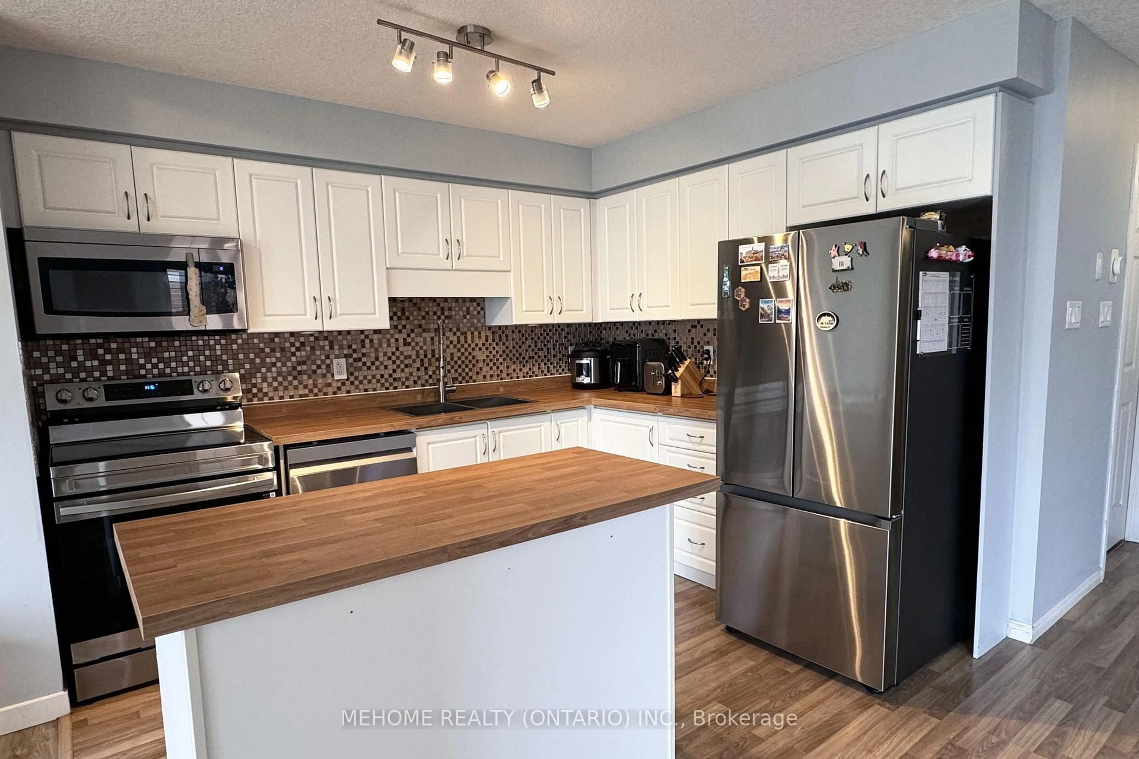 Open concept kitchen, wood/laminate floor for 605 Goldthread St, Waterloo Ontario N2V 2X6