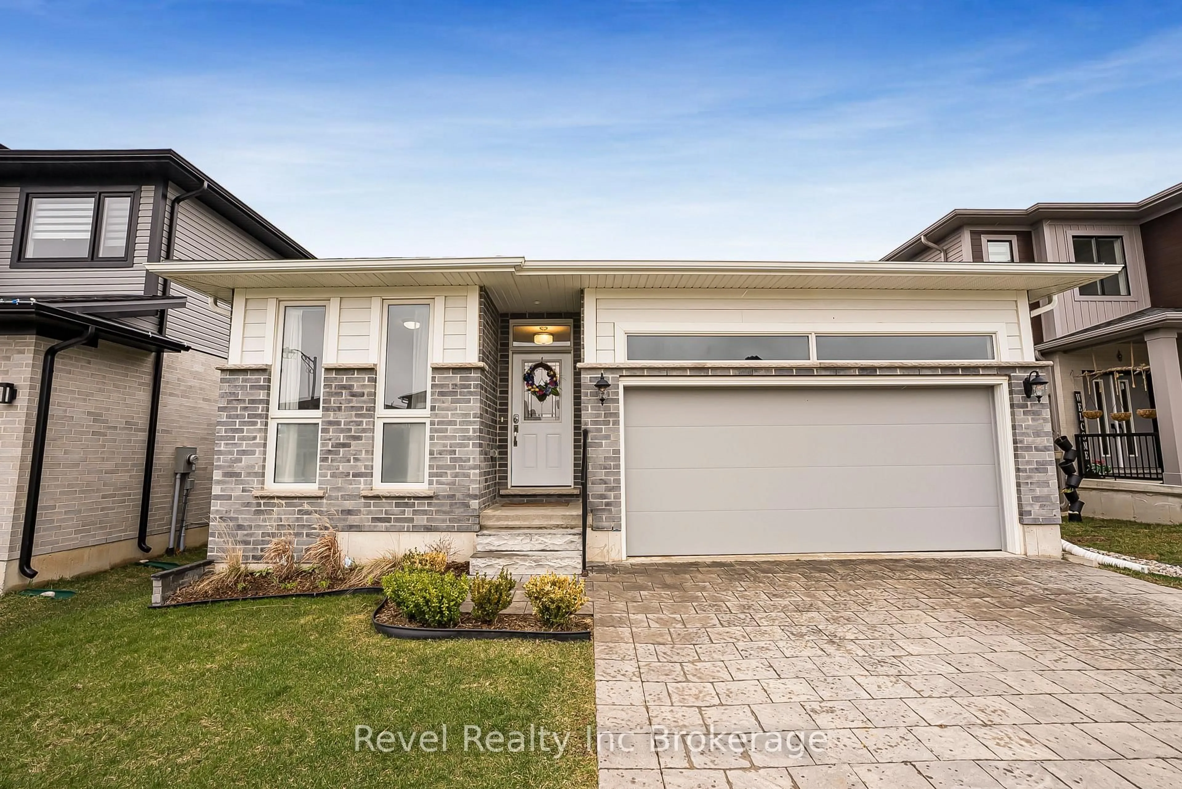 Home with vinyl exterior material, street for 19 Sutherland Cres, Ingersoll Ontario N5C 0E3