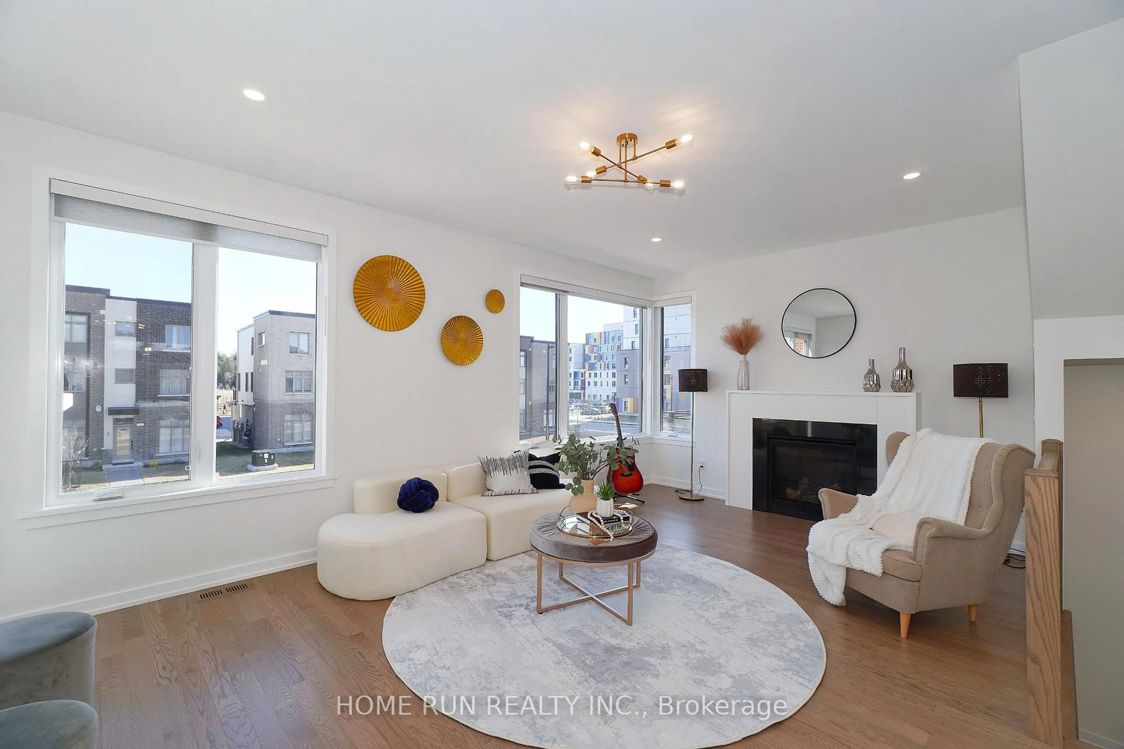 Living room with furniture, wood/laminate floor for 1409 HEMLOCK Rd, Ottawa Ontario K1K 5A2